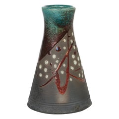 Elegante vaso in ceramica Studio Pottery con forma conica firmata Raku con smaltatura metallica