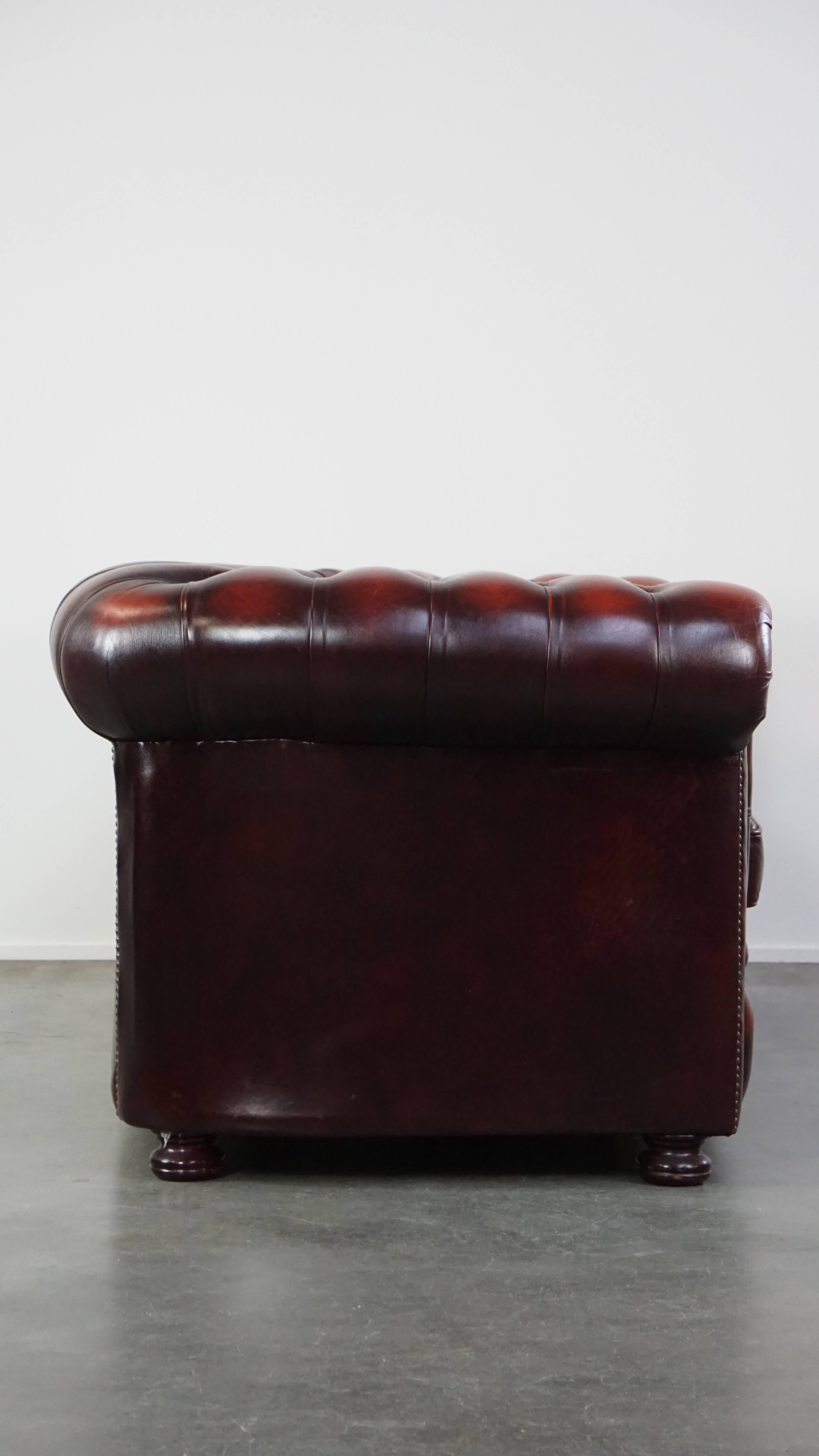 Ce très beau et spacieux canapé Chesterfield 2,5 places en cuir de vachette a un caractère saisissant et une apparence intemporelle. C'est un complément fantastique pour les vrais amateurs de meubles Chesterfield ! Sa couleur rouge profond lui