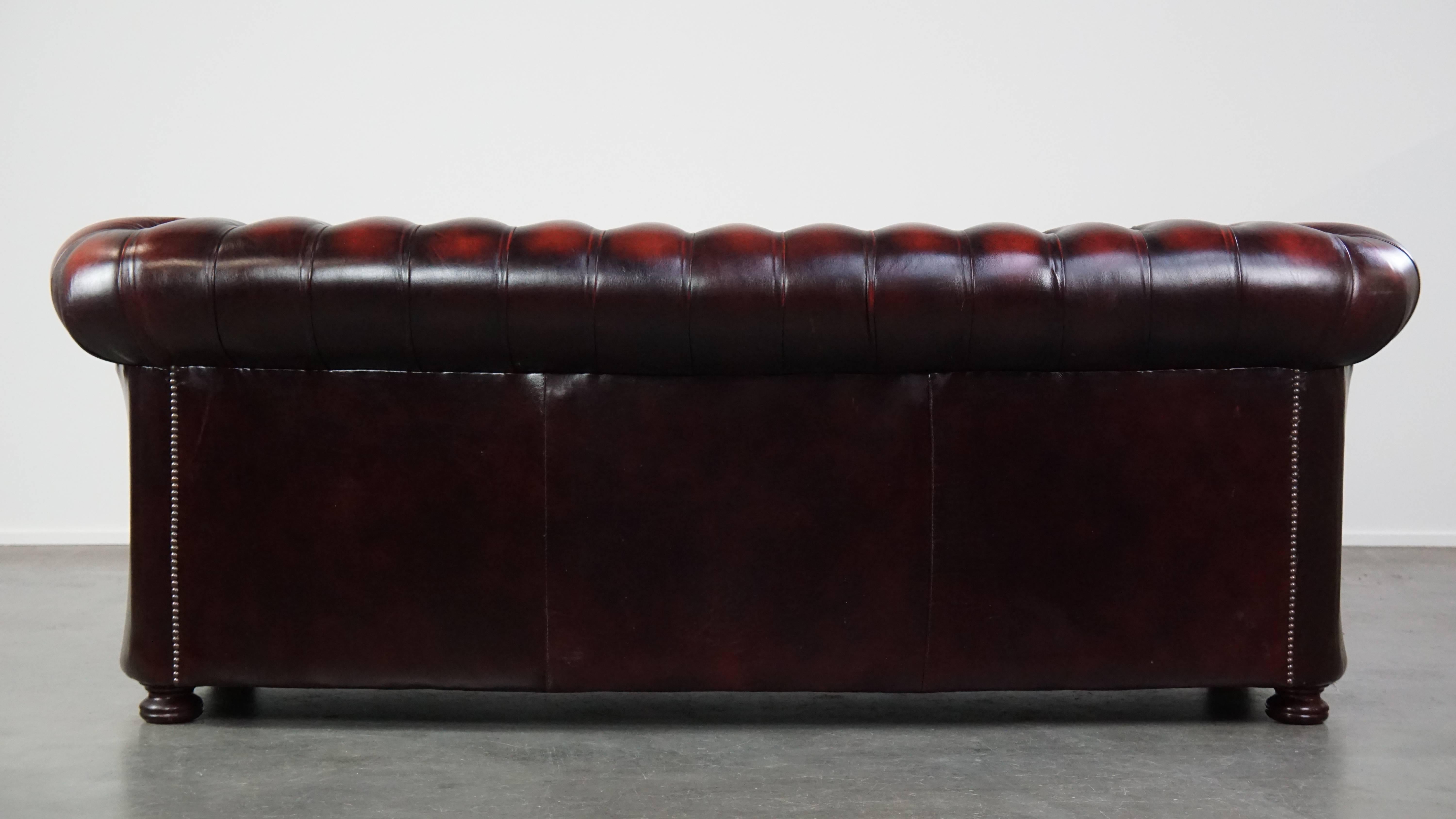 Chesterfield Magnifique canapé anglais chesterfield rouge à 2,5 places en cuir de vache en vente