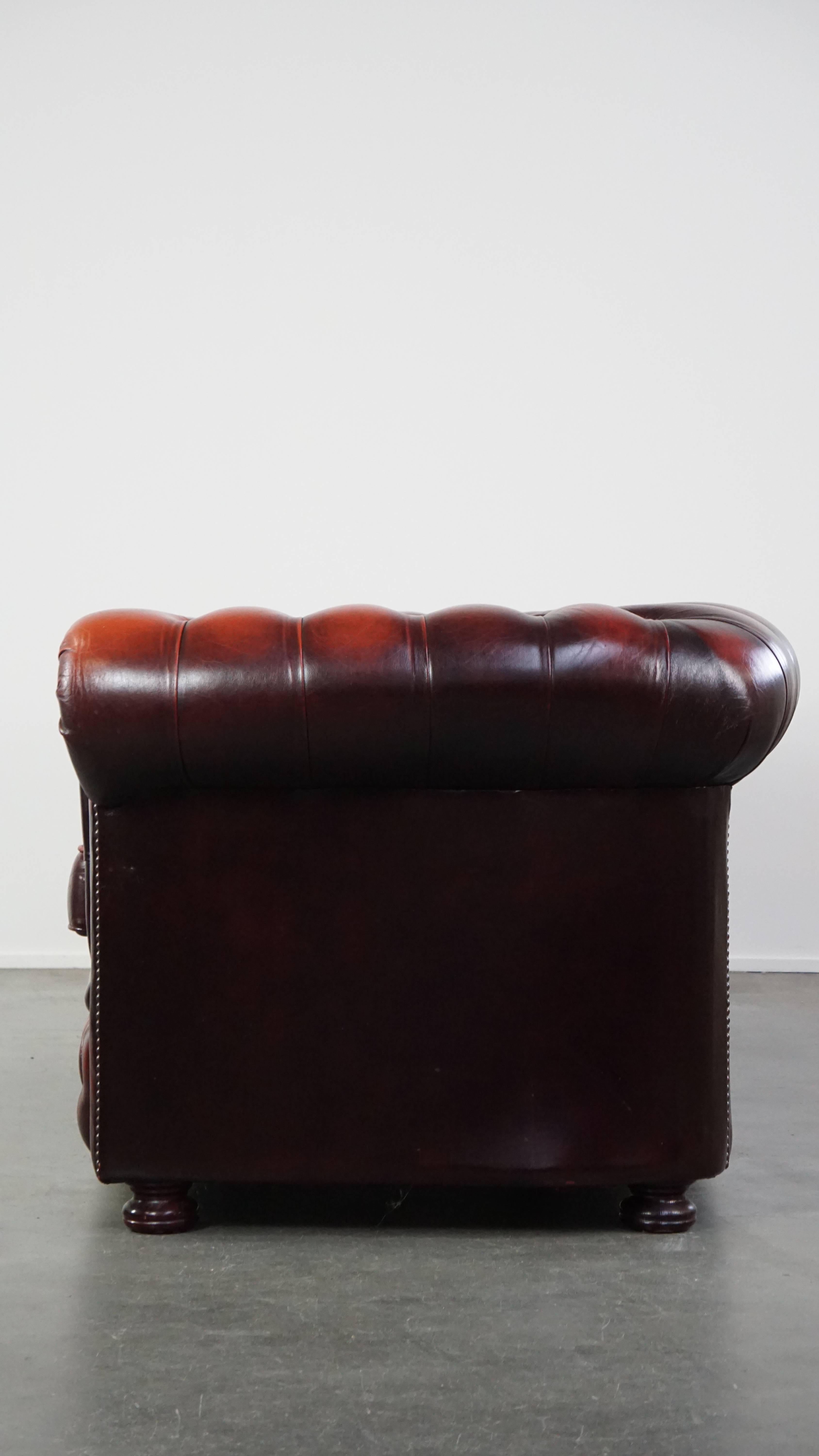 Fait main Magnifique canapé anglais chesterfield rouge à 2,5 places en cuir de vache en vente