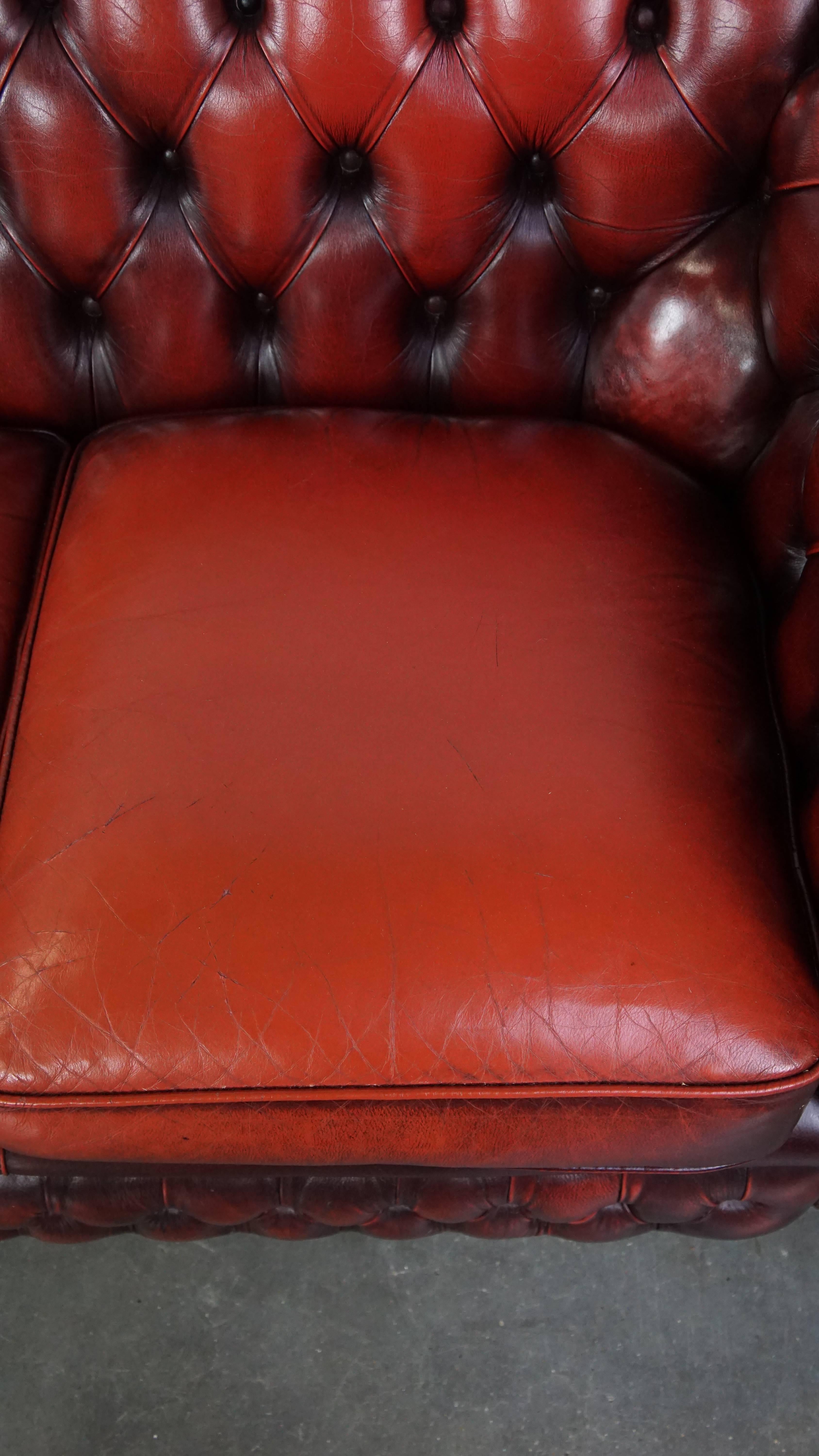 Magnifique canapé anglais chesterfield rouge à 2,5 places en cuir de vache Bon état - En vente à Harderwijk, NL