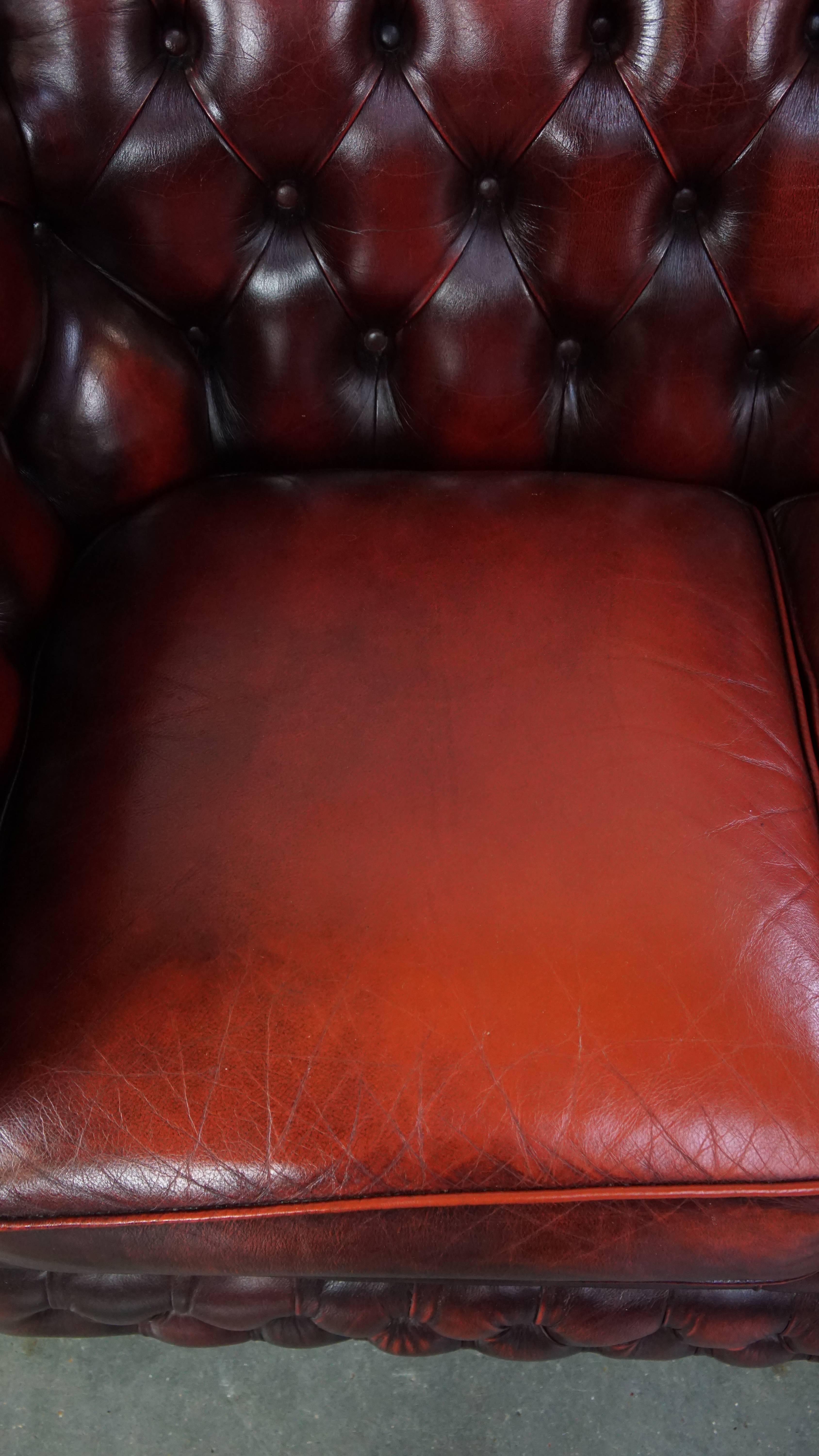 20ième siècle Magnifique canapé anglais chesterfield rouge à 2,5 places en cuir de vache en vente