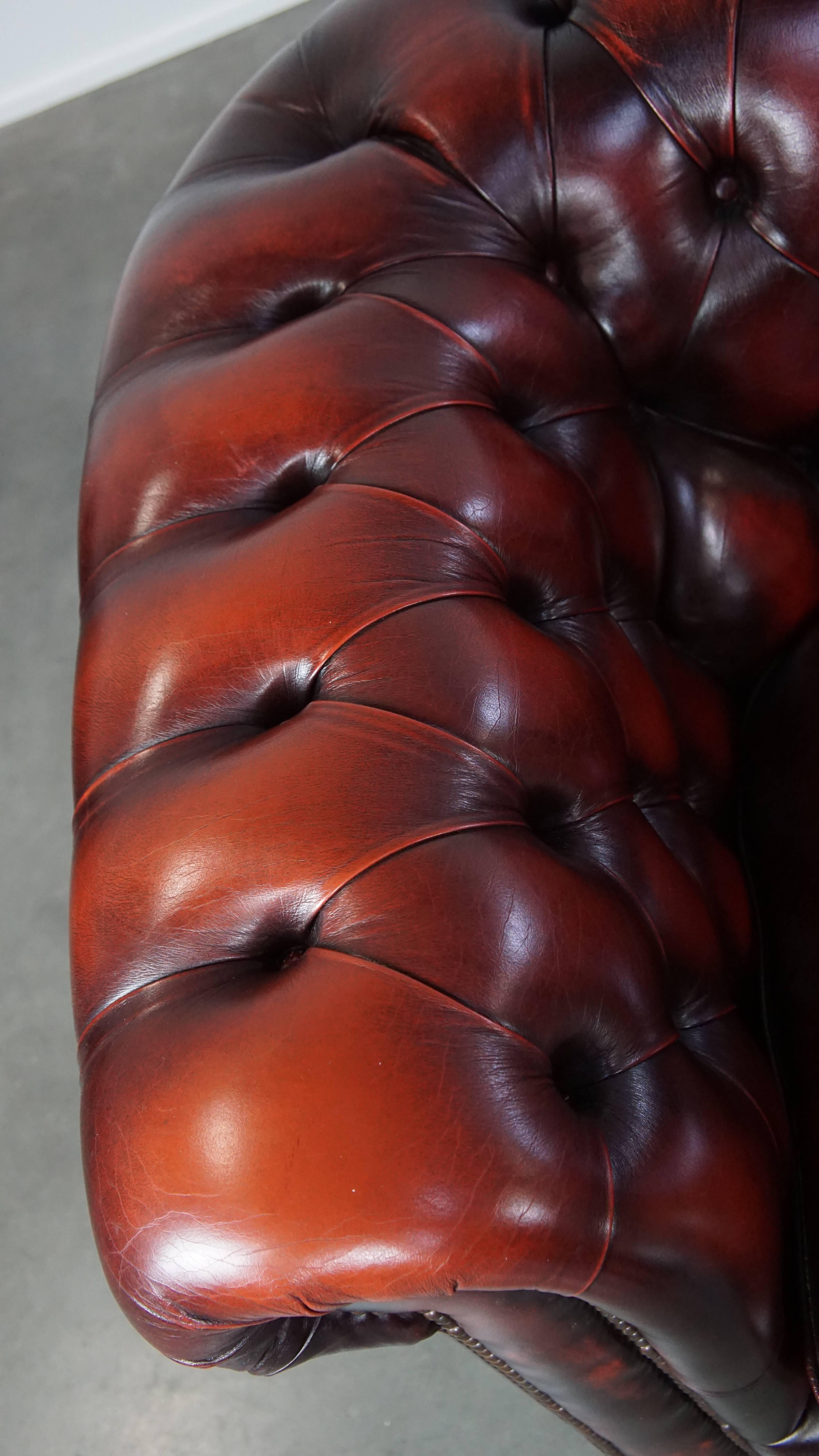 Cuir de vache Magnifique canapé anglais chesterfield rouge à 2,5 places en cuir de vache en vente
