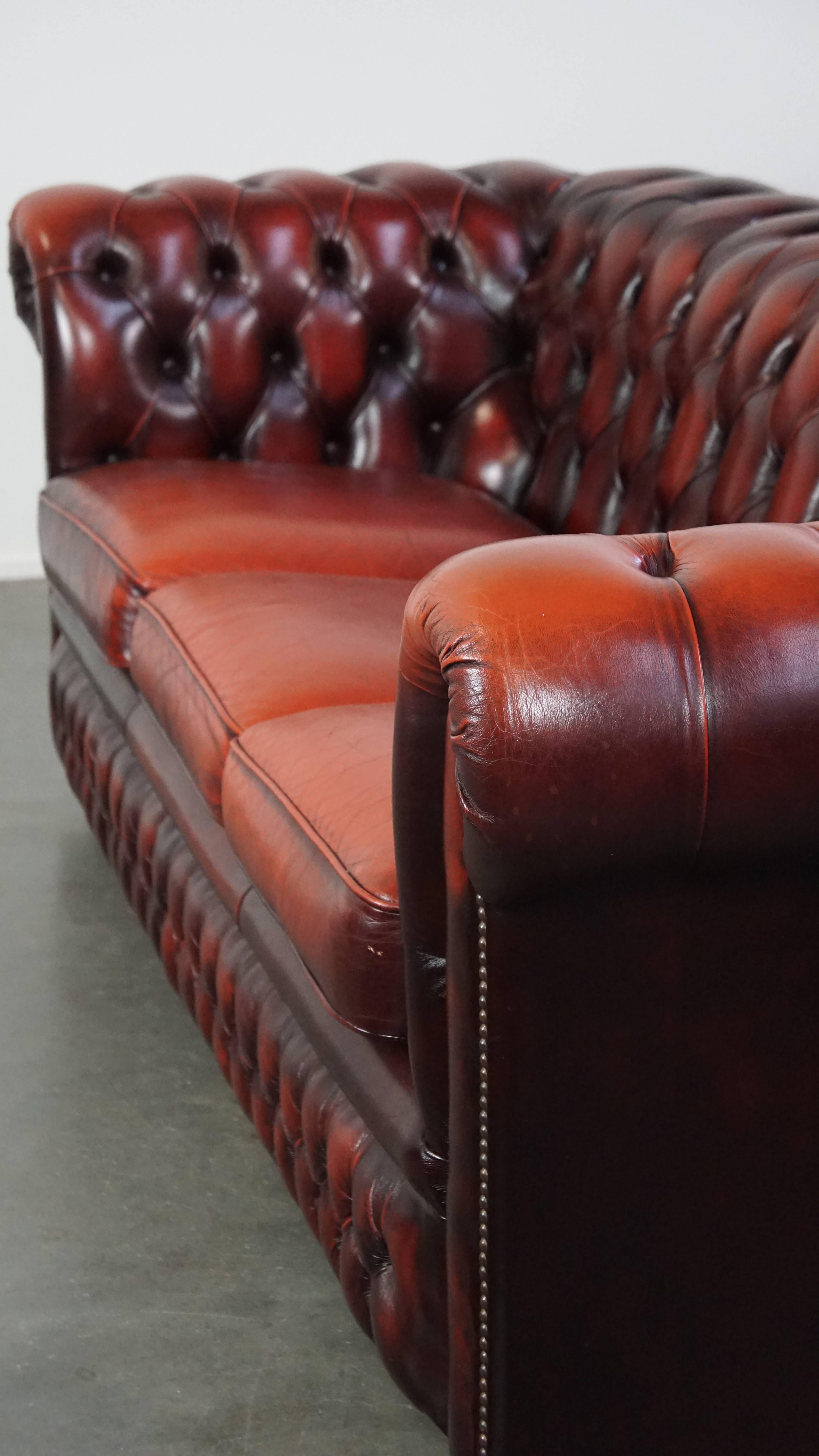 Magnifique canapé anglais chesterfield rouge à 2,5 places en cuir de vache en vente 2
