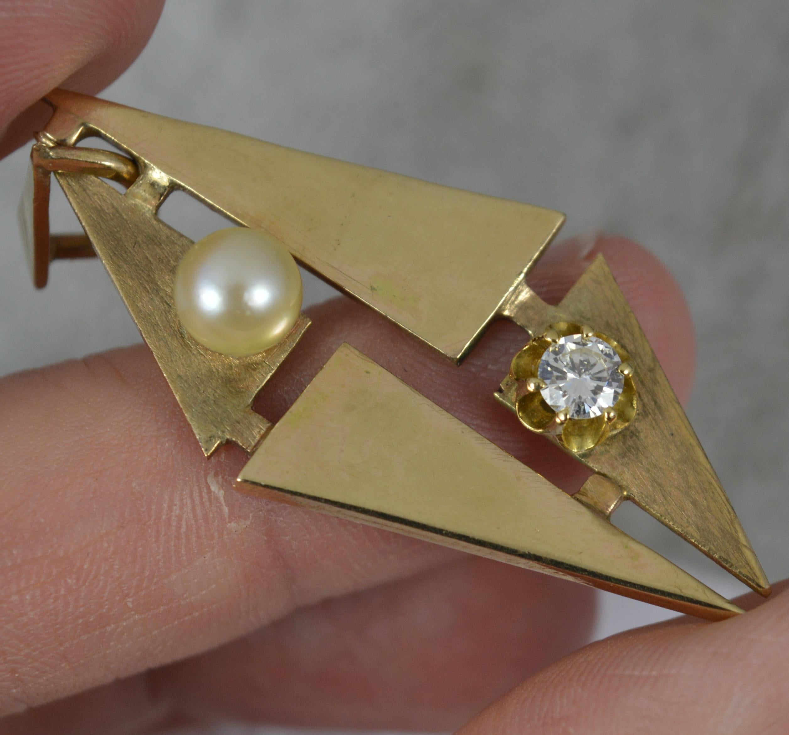 Stylish Retro 9 Carat Gold Vs Diamond and Pearl Pendant In Excellent Condition For Sale In St Helens, GB