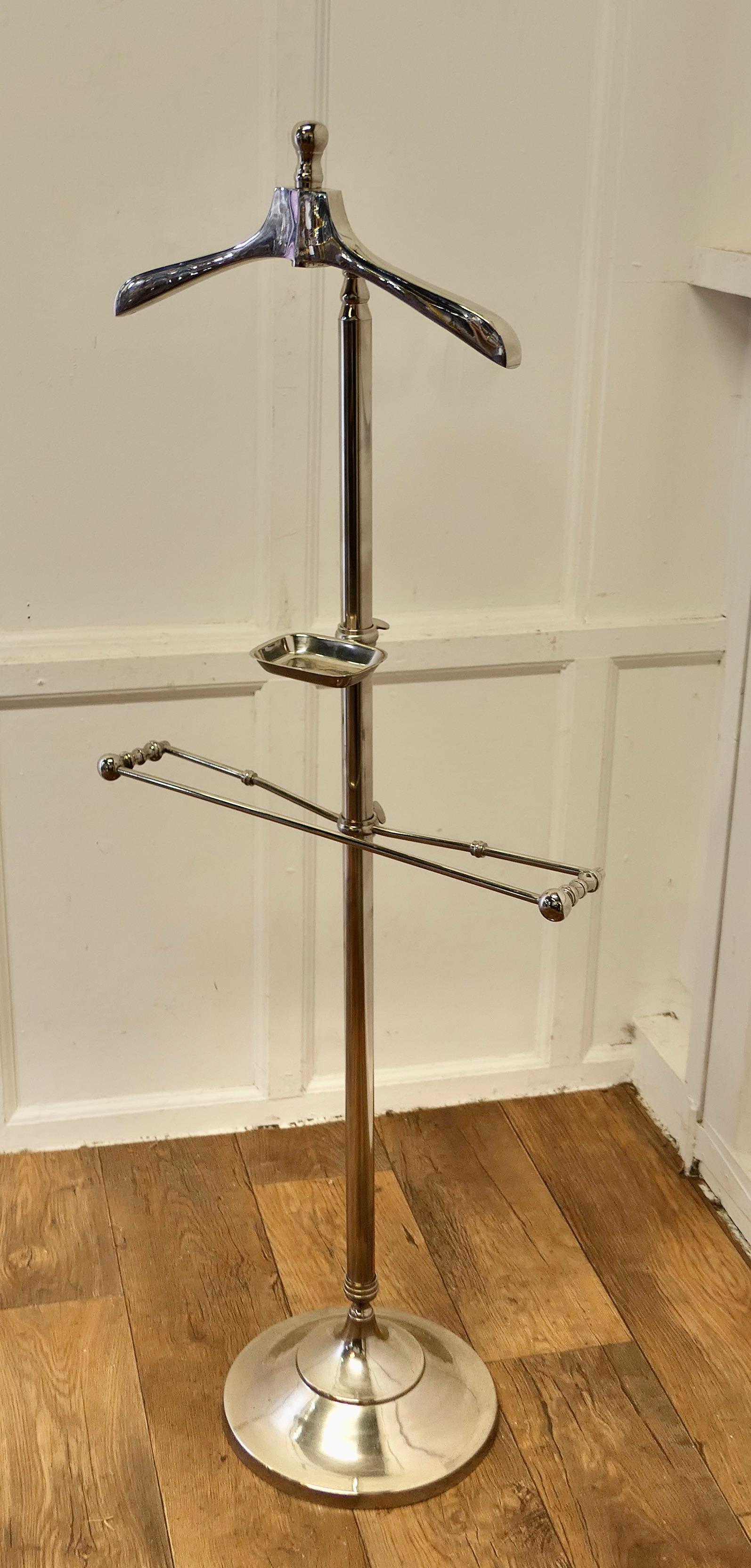 Mid-Century Modern Stylish Retro Chrome Valet, Suit Hanger, Mannequin en vente