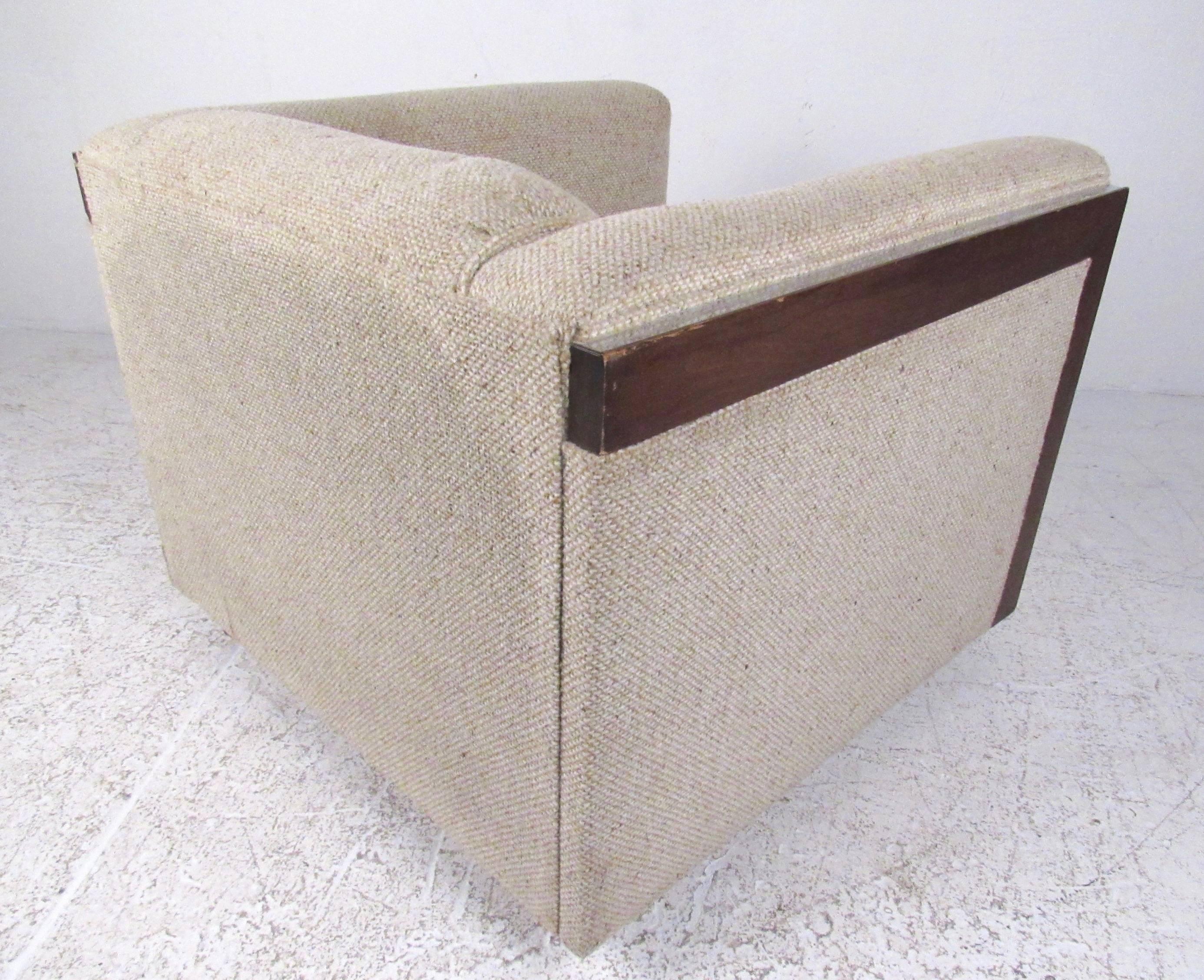 Stylish Retro Club Chair by Flexsteel In Good Condition For Sale In Brooklyn, NY