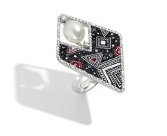 Elegante Anillo Diamantes Blancos y Negros Oro Blanco Perla Decorado a Mano Micromosaico