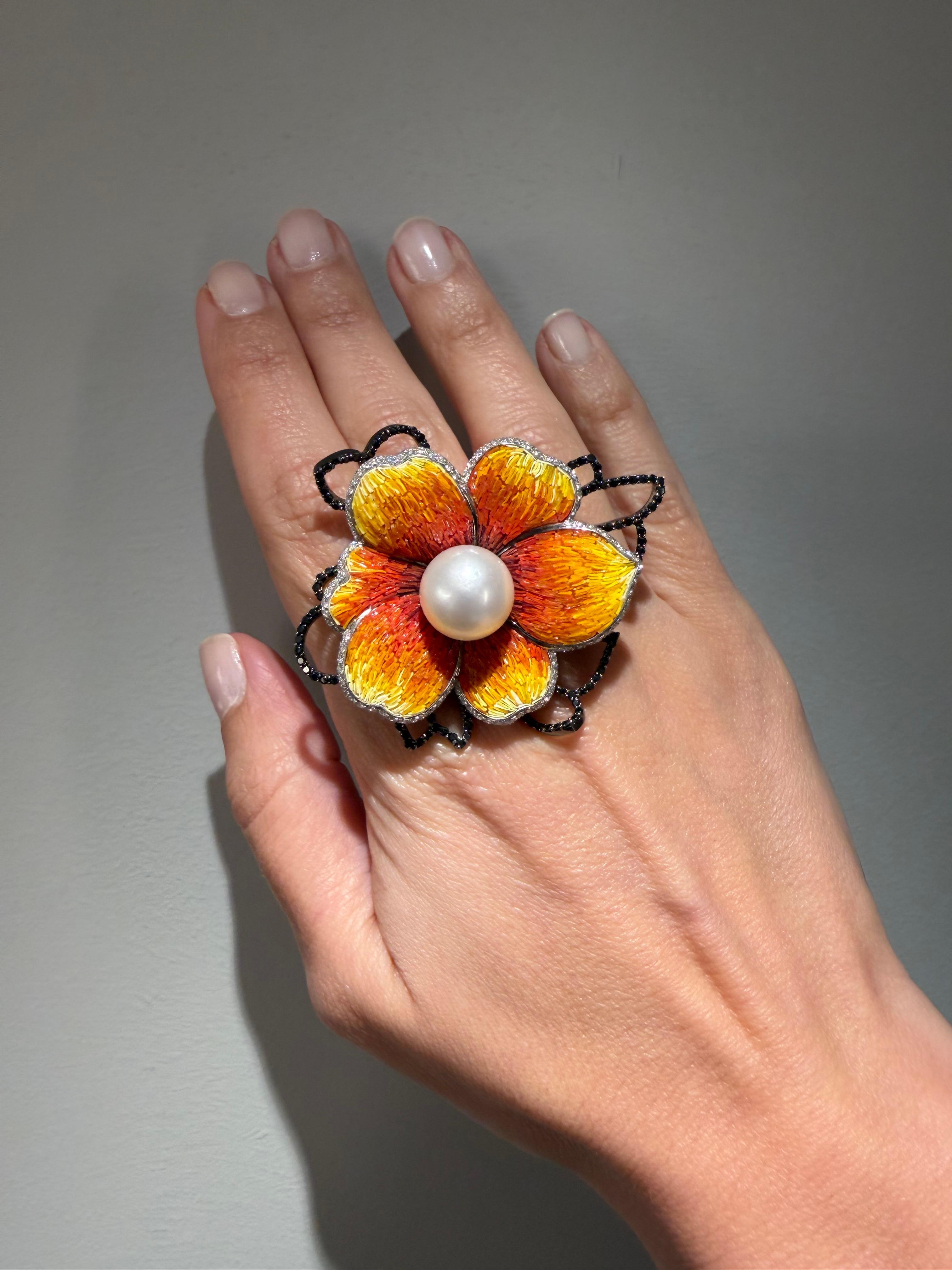 Stilvoller stilvoller Ring aus Weißgold mit weißen und schwarzen Diamanten und Perlen, von Hand verziert mit Nanomosaik (Zeitgenössisch) im Angebot