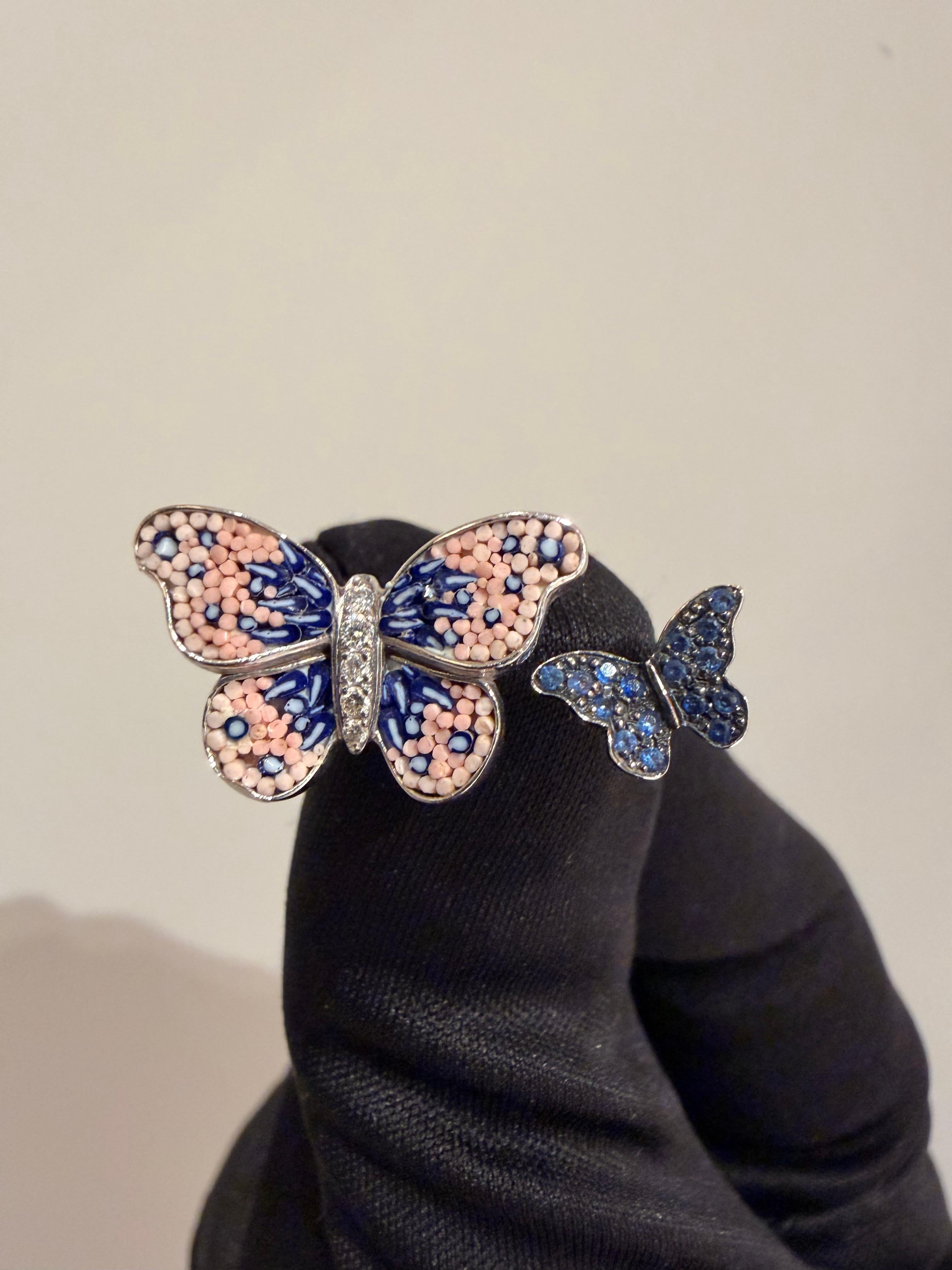 Gli artisti del micro-mosaico intrecciano minuscole bacchette di smalto veneziano ottenute dalla fusione ad alta temperatura di nove colori di base con polvere di diamante, realizzando infinite combinazioni di toni e sfumature. Le aste vengono poi