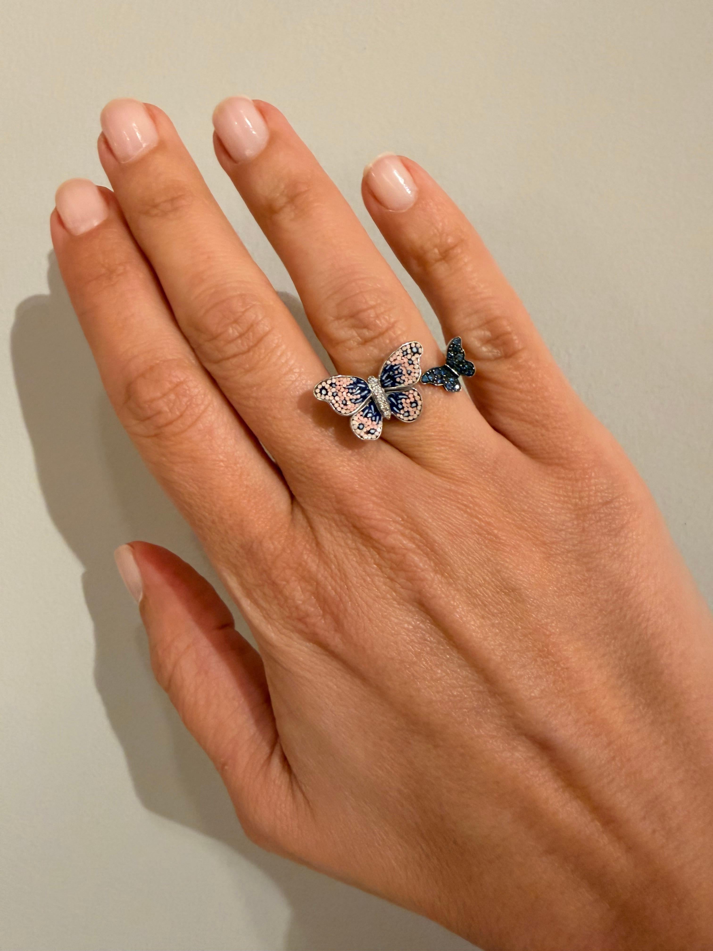 Contemporaneo Elegante anello in oro bianco con diamanti blu e zaffiri decorato a mano a micromosaico in vendita