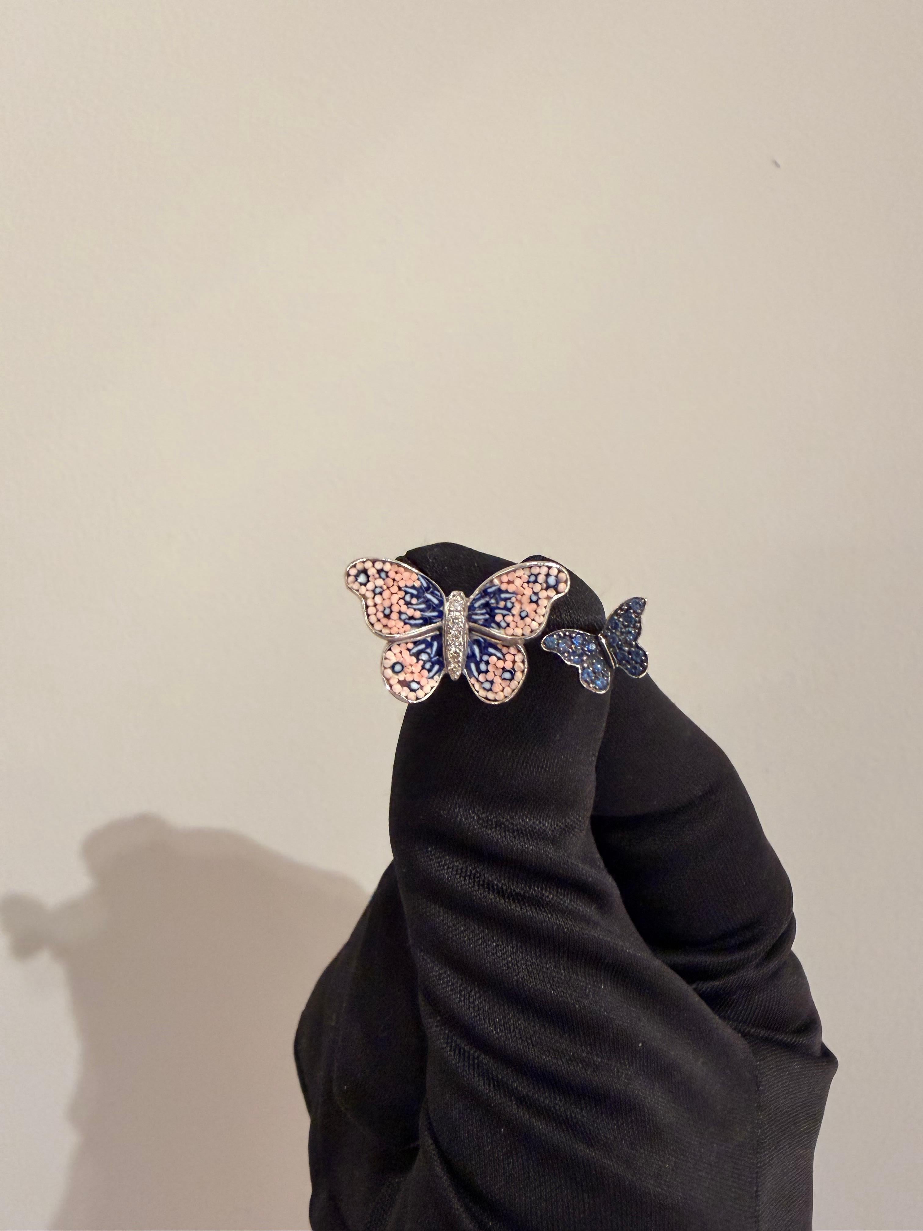 Elegante anello in oro bianco con diamanti blu e zaffiri decorato a mano a micromosaico in vendita 1
