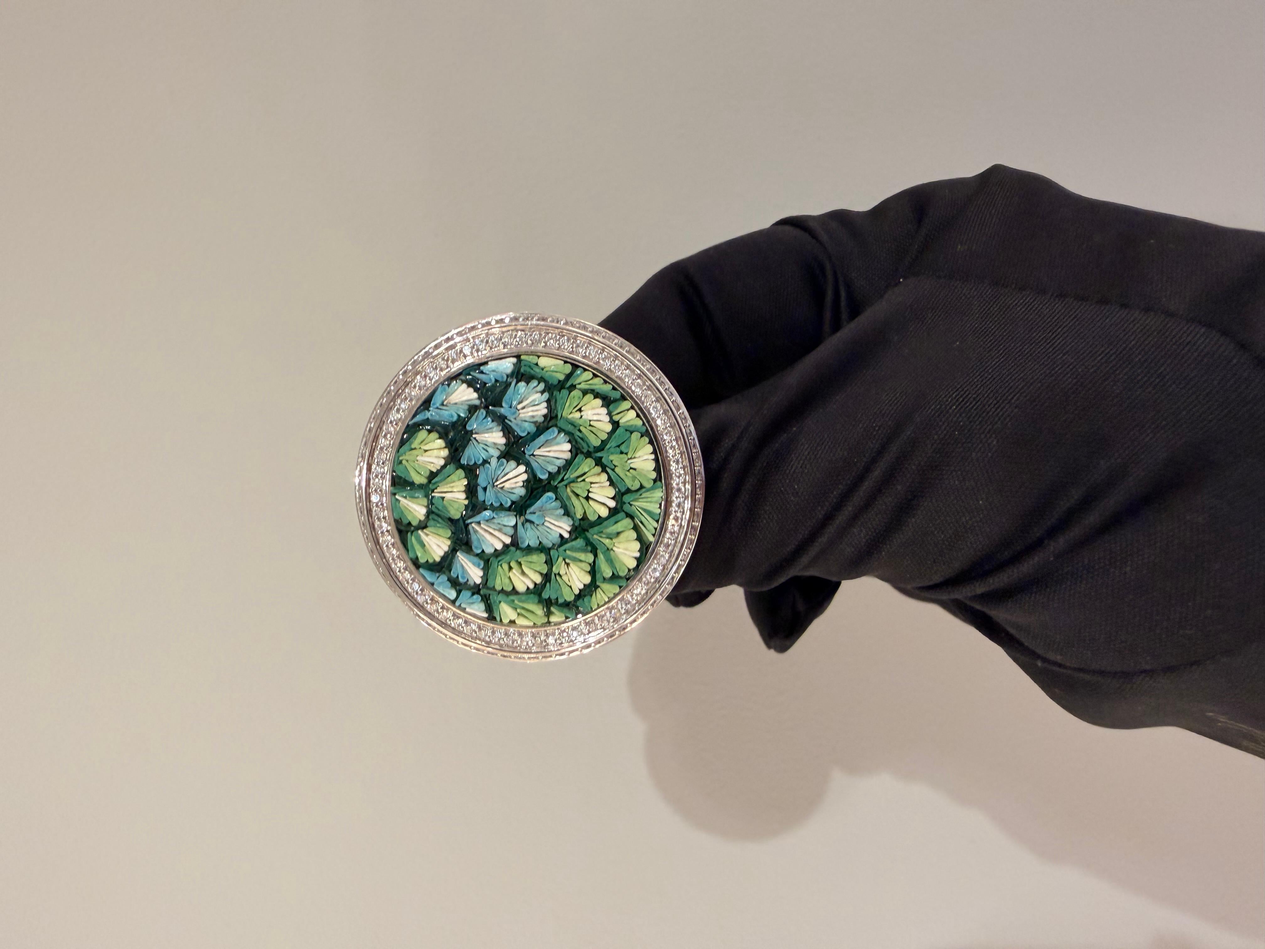 Gli artisti del micro-mosaico intrecciano minuscole bacchette di smalto veneziano ottenute dalla fusione ad alta temperatura di nove colori di base con polvere di diamante, realizzando infinite combinazioni di toni e sfumature. Le aste vengono poi