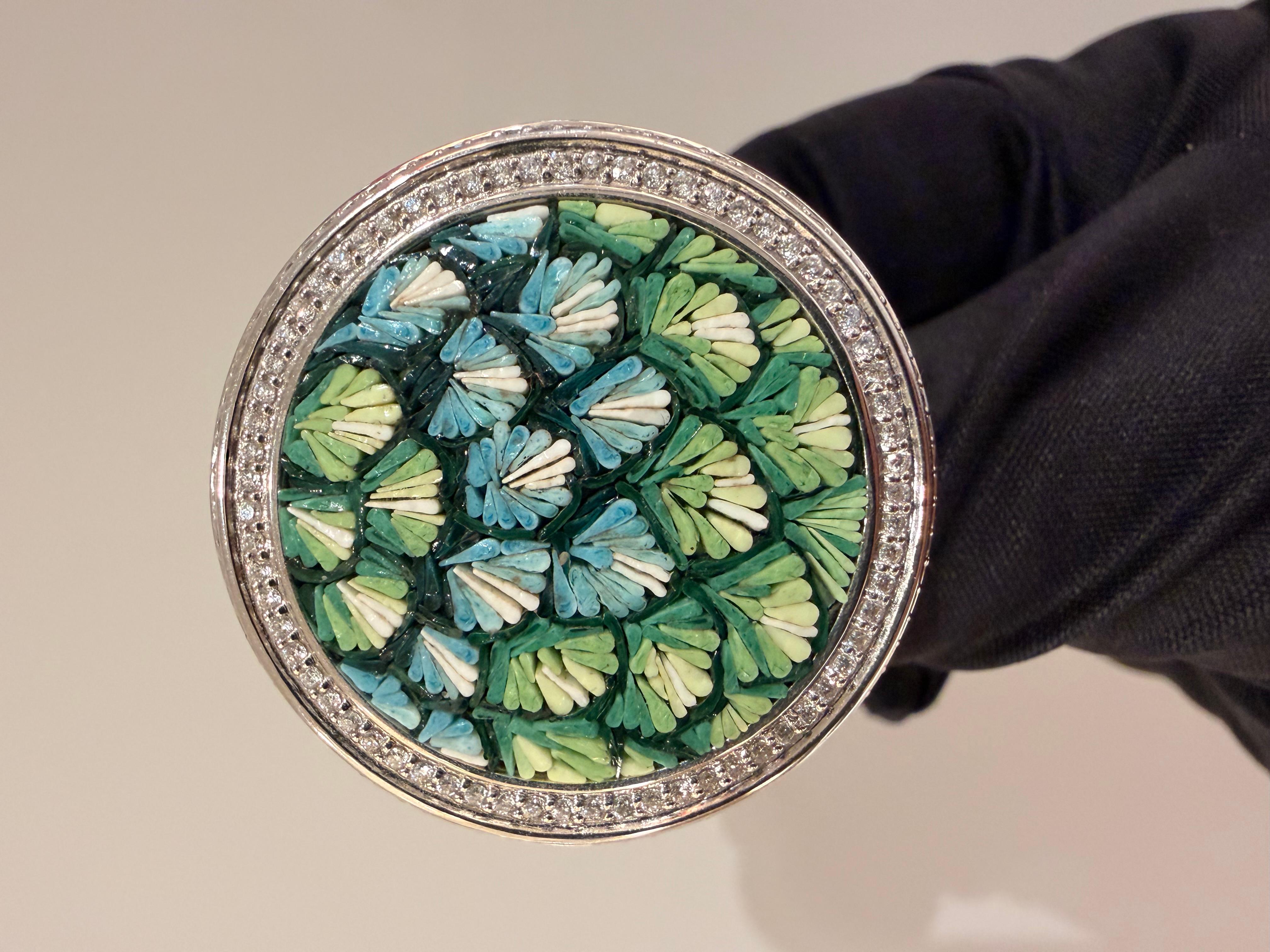 Moderno Elegante anello in oro bianco con diamanti bianchi decorato a mano con micro-mosaico in vendita