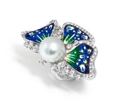 Bague élégante, or blanc, diamants blancs, perle décorée à la main de micro-mosaïque