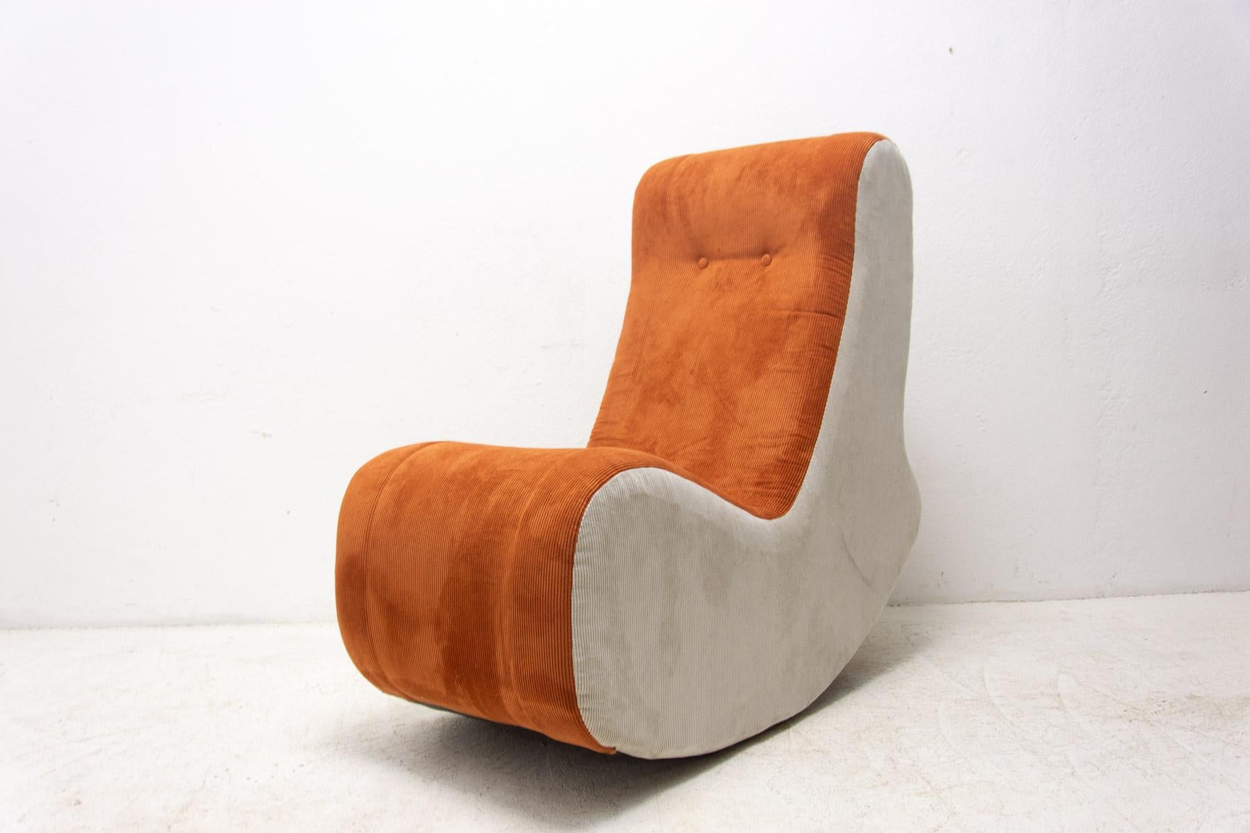 Chaise à bascule au design élégant des années 80. Fabriqué dans l'ancienne Tchécoslovaquie. MATERIAL : rembourrage en mousse et tissu. La chaise a été entièrement retapissée et est en excellent état.

Mesures : hauteur : 103 cm

largeur : 54