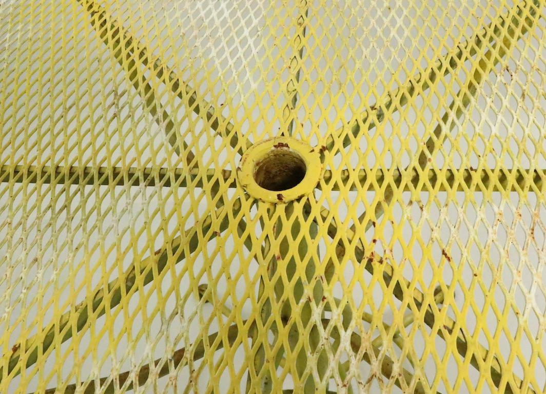 round wire mesh patio table