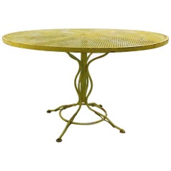 Table de jardin ronde et élégante en fer forgé et en métal grillagé par Woodard