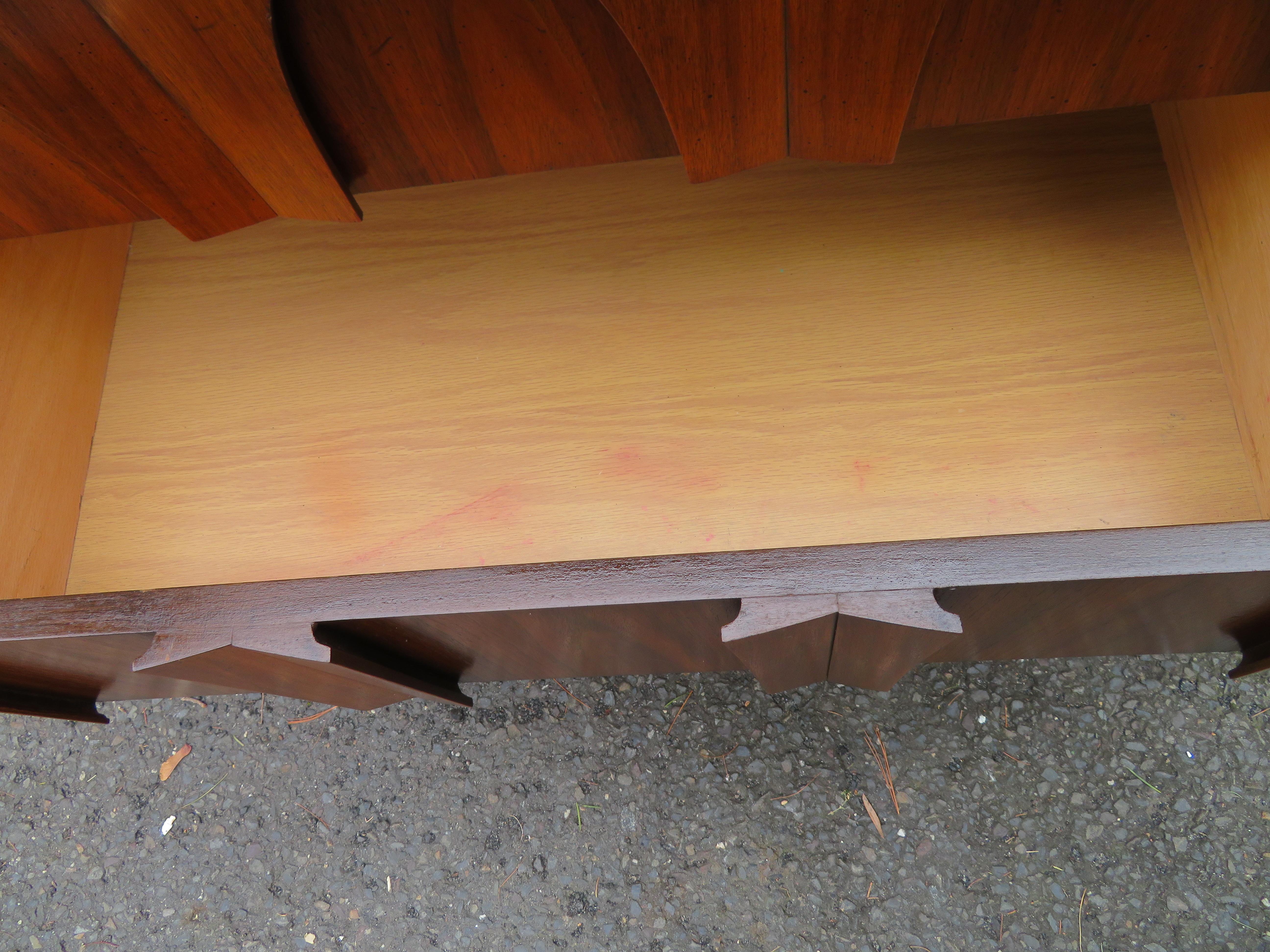 Stilvolle, skulpturale Buffet-Anrichte aus Walnussholz im brasilianischen Stil, Mid-Century Modern im Angebot 7