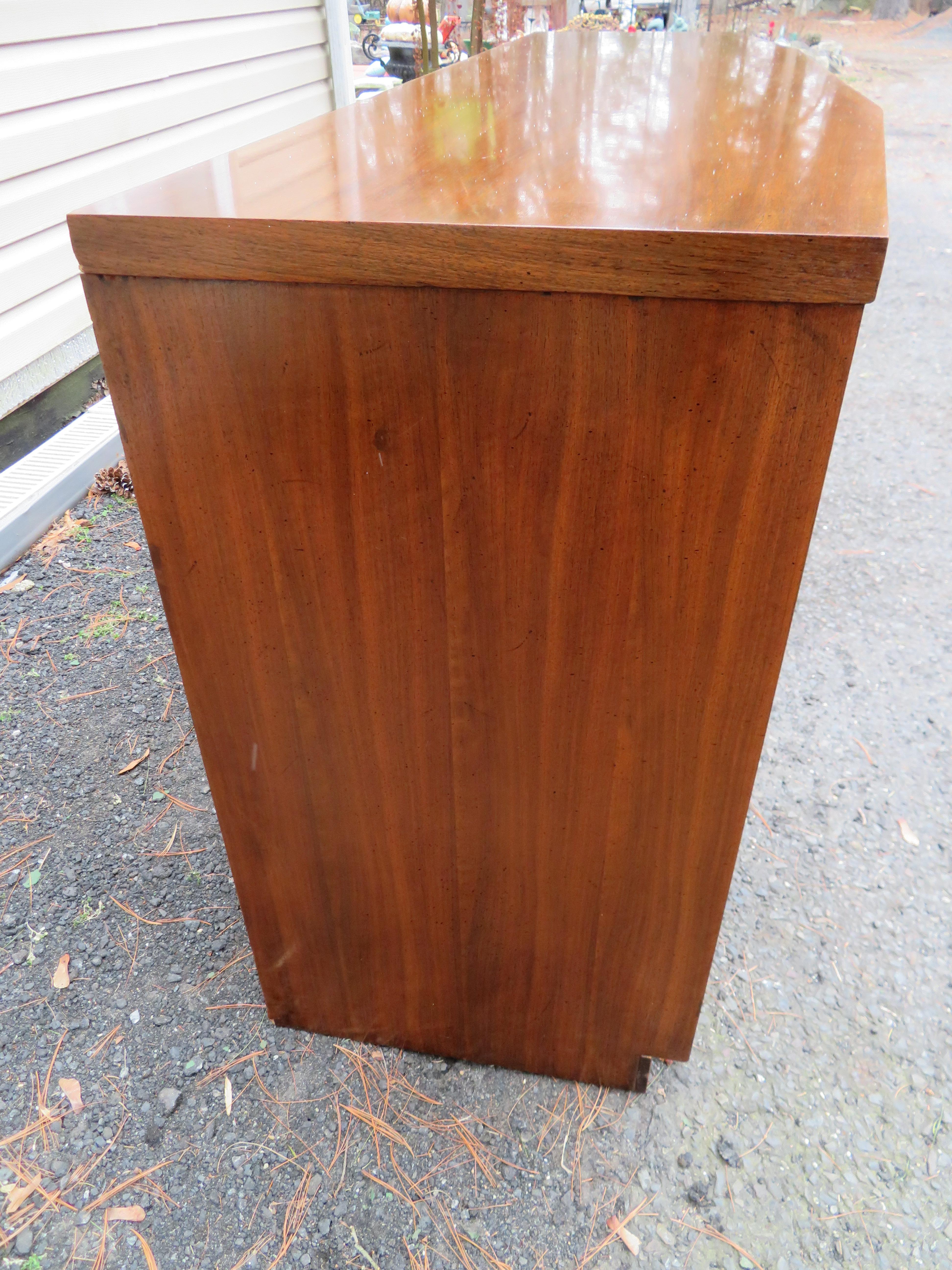 Stylish Sculptural Walnut Brasilia Style Buffet Credenza Mid-Century Modern For Sale 1