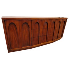 Elegante credenza scultorea in noce in stile Brasilia per buffet del Mid-Century Modern