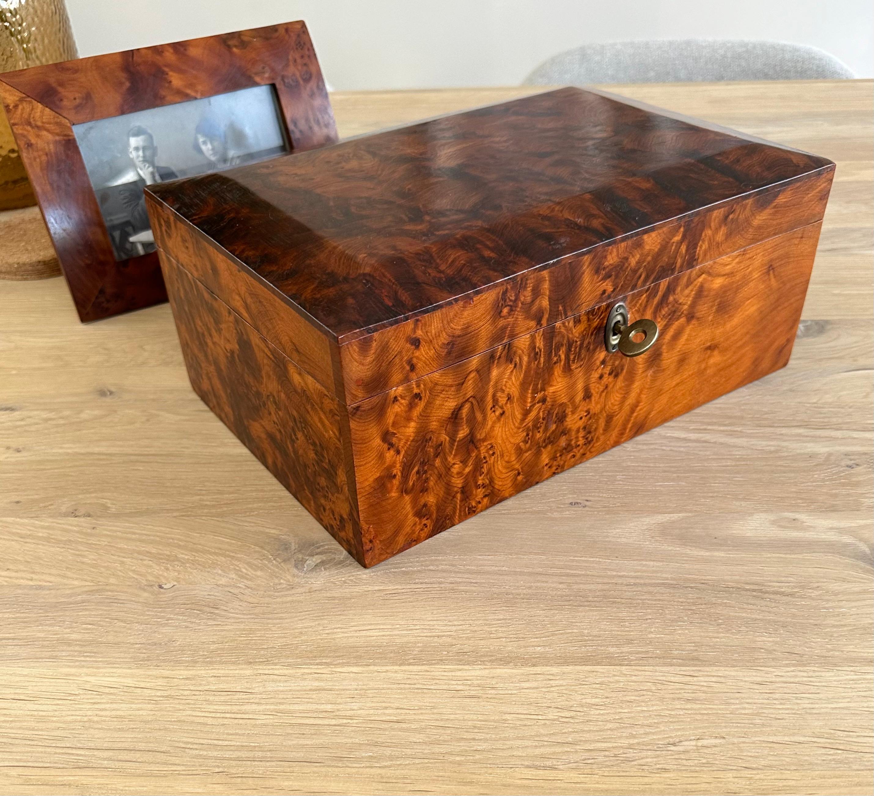 Pareja de joyeros antiguos con tapa curvada + marco de fotos con frontal curvado, de diseños ingeniosos y en perfecto estado.

El burl o burr nutwood que se utilizó para crear estas dos impresionantes cajas ha proporcionado los detalles y dibujos