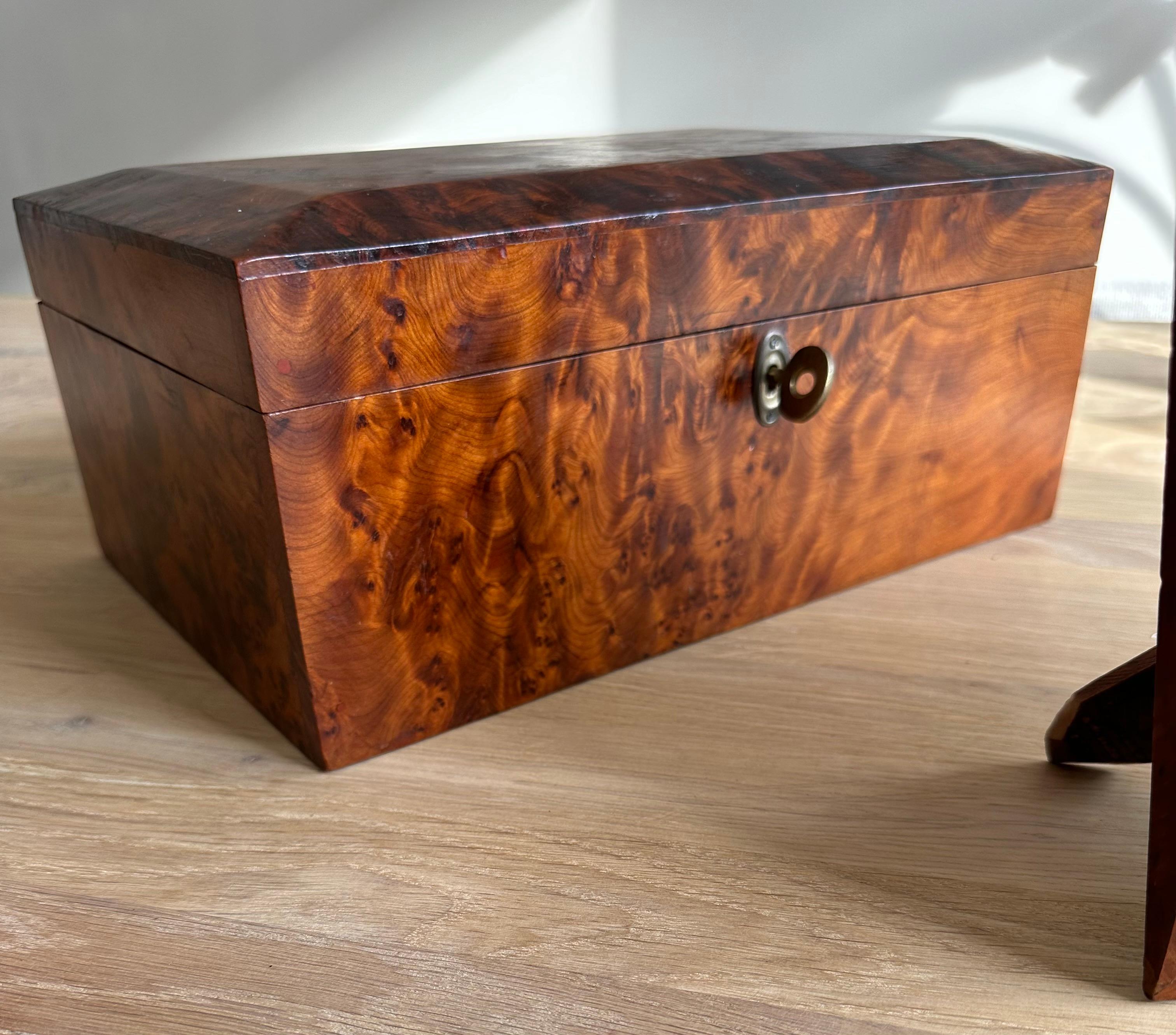 Elegante Juego De Madera De Burl / Burr Dos Cofres / Cajas Para Joyas Con Marco De Fotos siglo XX en venta