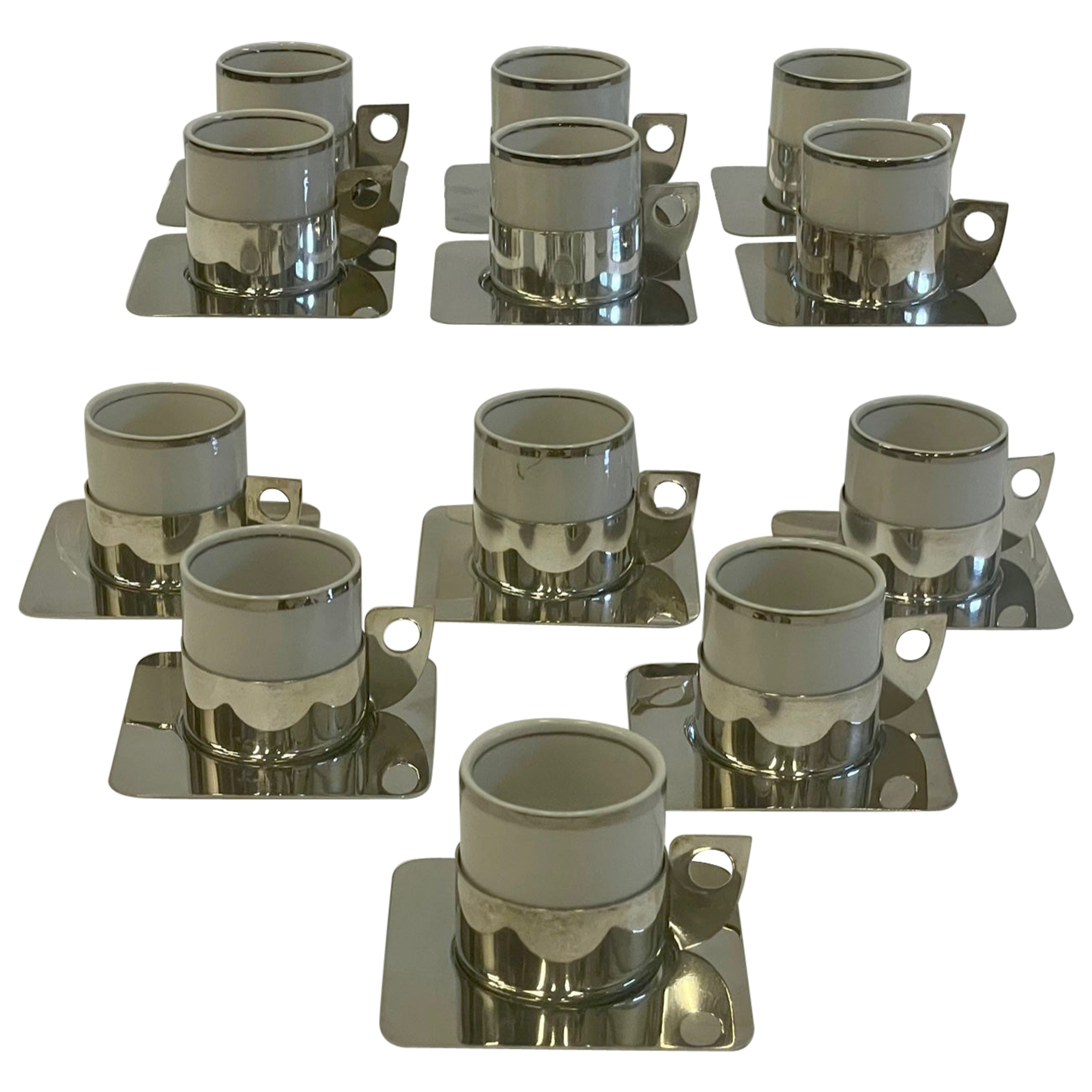 Ensemble élégant de 12 tasses et soucoupes à demi-tasse en métal argenté et porcelaine du Brésil en vente