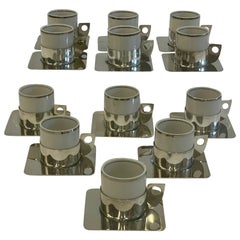 Ensemble élégant de 12 tasses et soucoupes à demi-tasse en métal argenté et porcelaine du Brésil