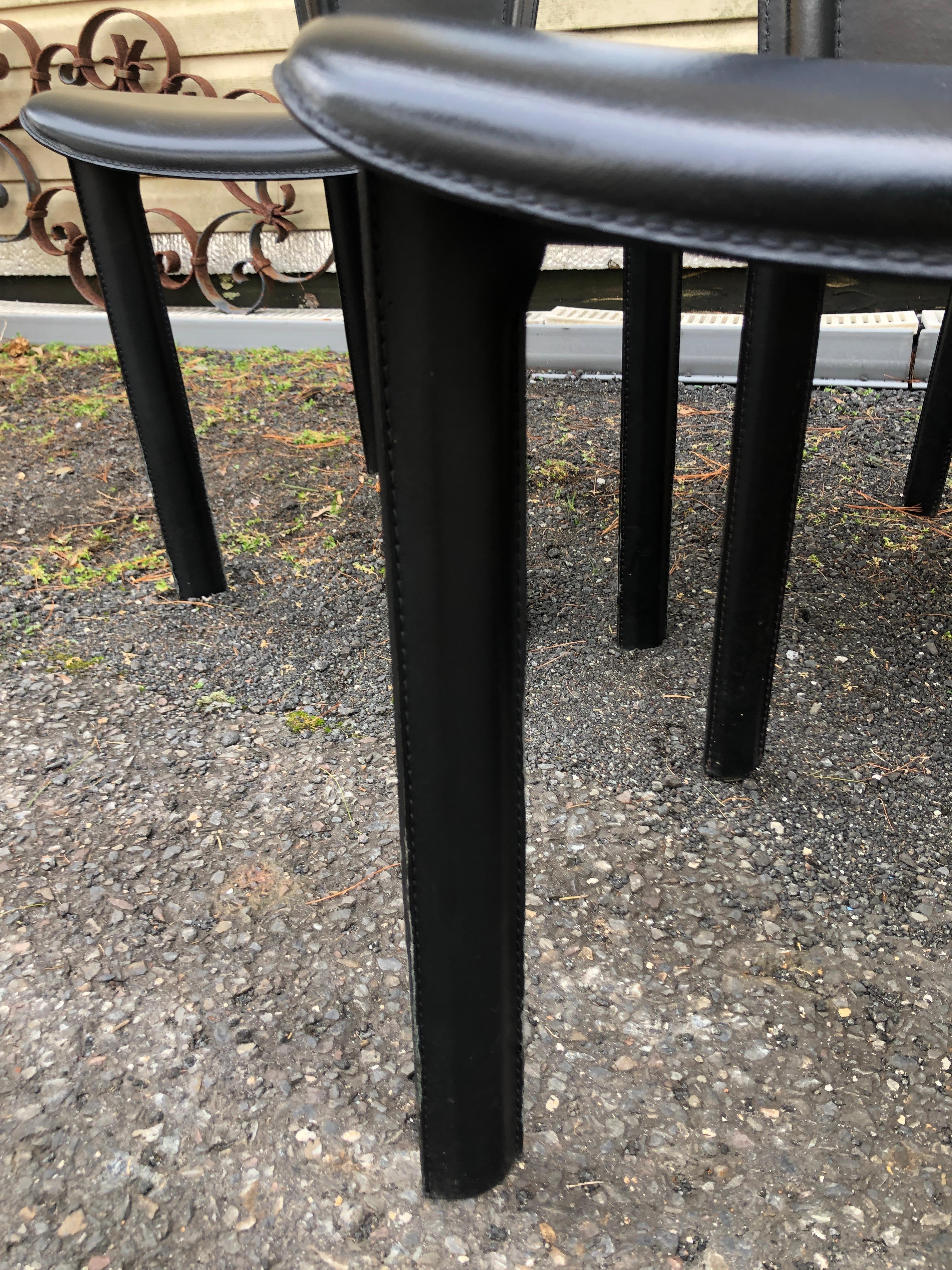 Métal Ensemble de 8 chaises de salle à manger en cuir noir italien grand dossier asymétrique   en vente