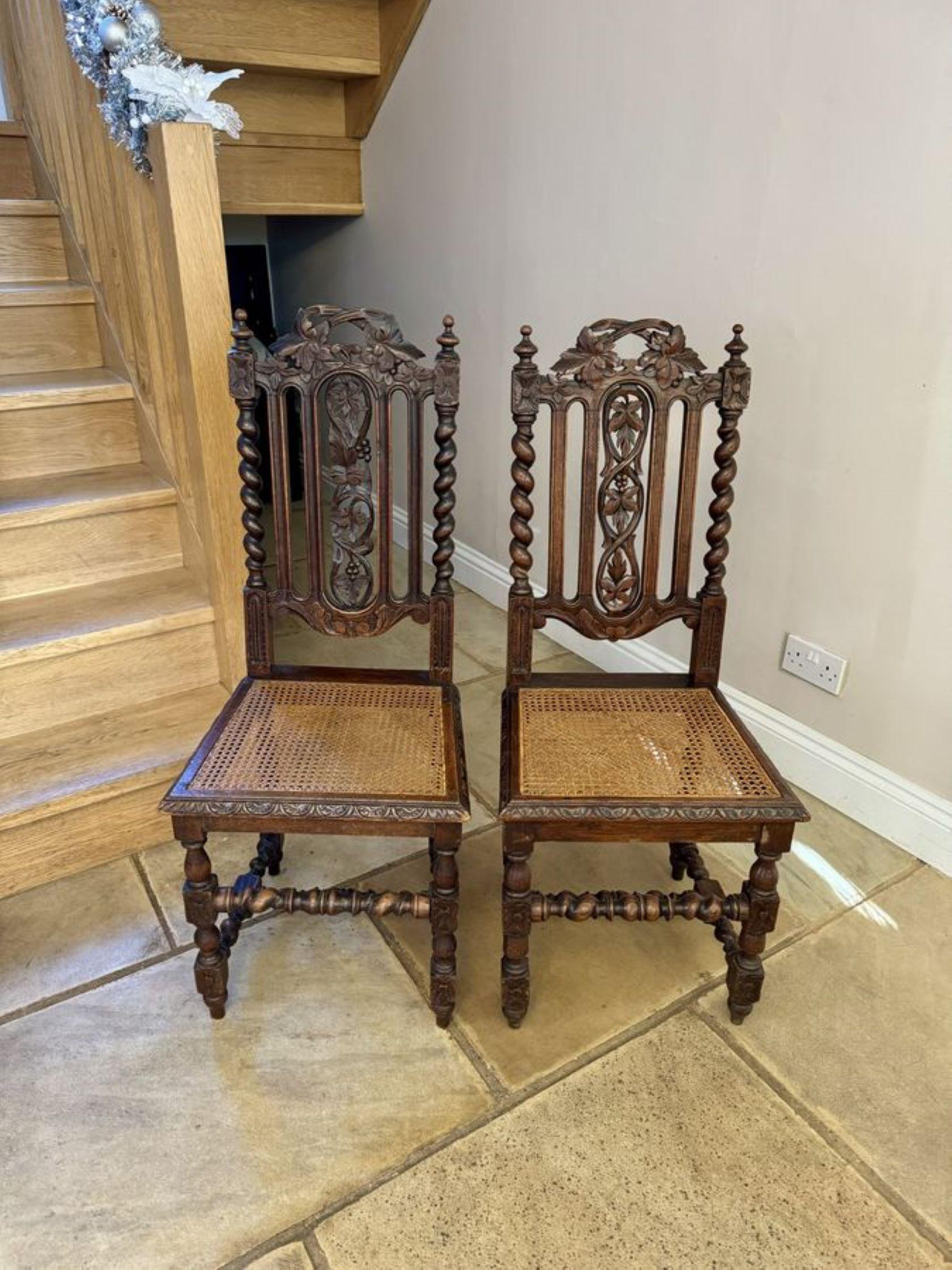 Elegante juego de ocho sillas de comedor antiguas de roble tallado de calidad victoriana siglo XIX en venta