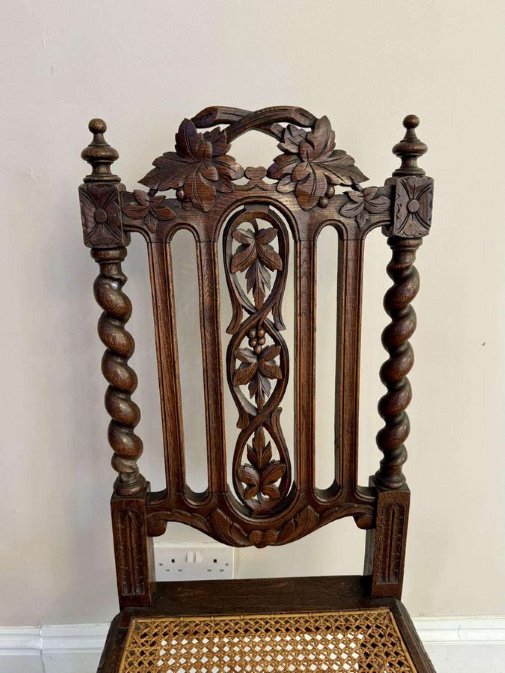 Elegante juego de ocho sillas de comedor antiguas de roble tallado de calidad victoriana en venta 1