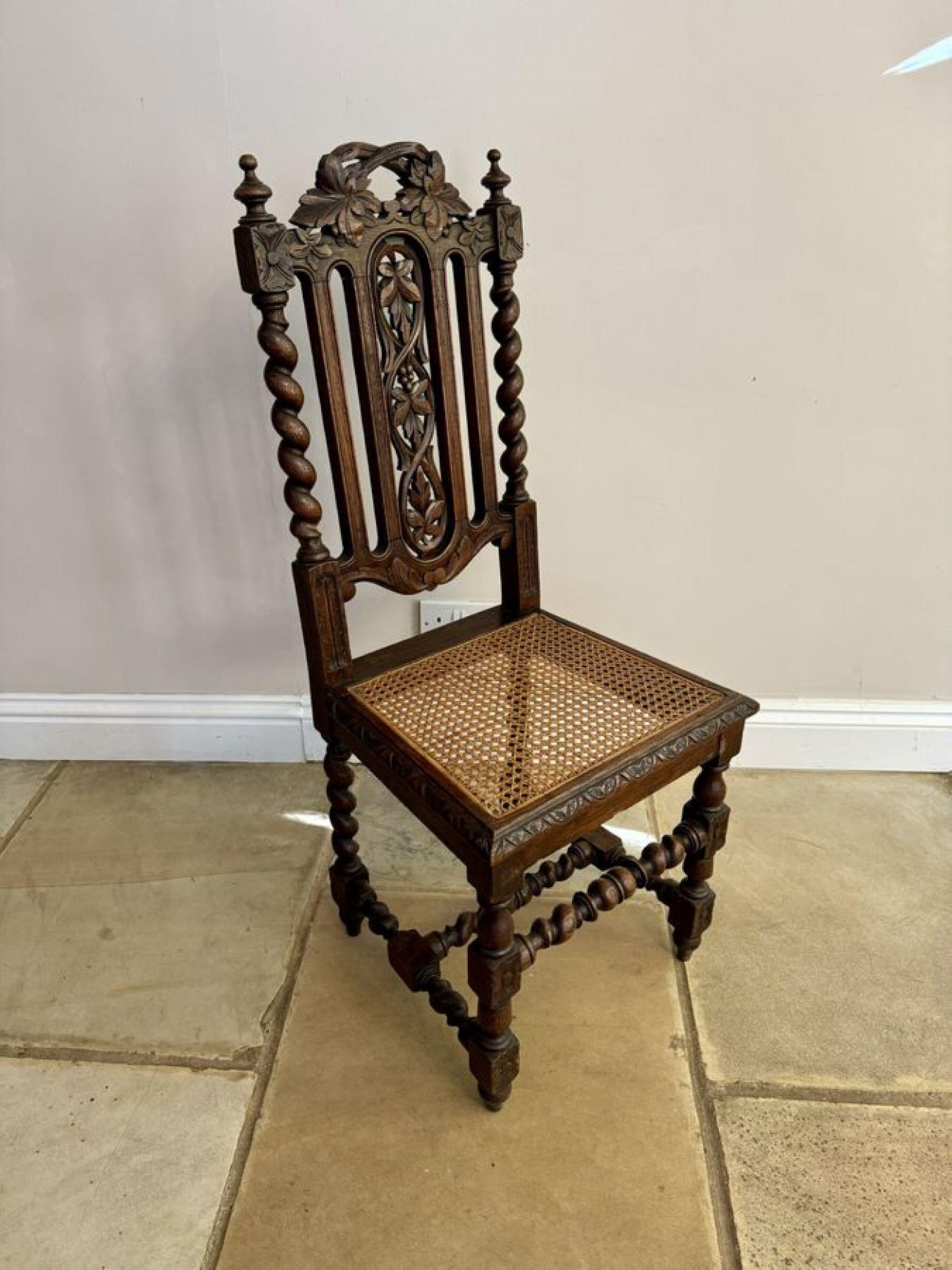Elegante juego de ocho sillas de comedor antiguas de roble tallado de calidad victoriana en venta 3