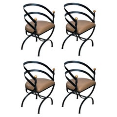 Élégant ensemble de quatre chaises en fer forgé à dossier en forme de tonneau et Curule