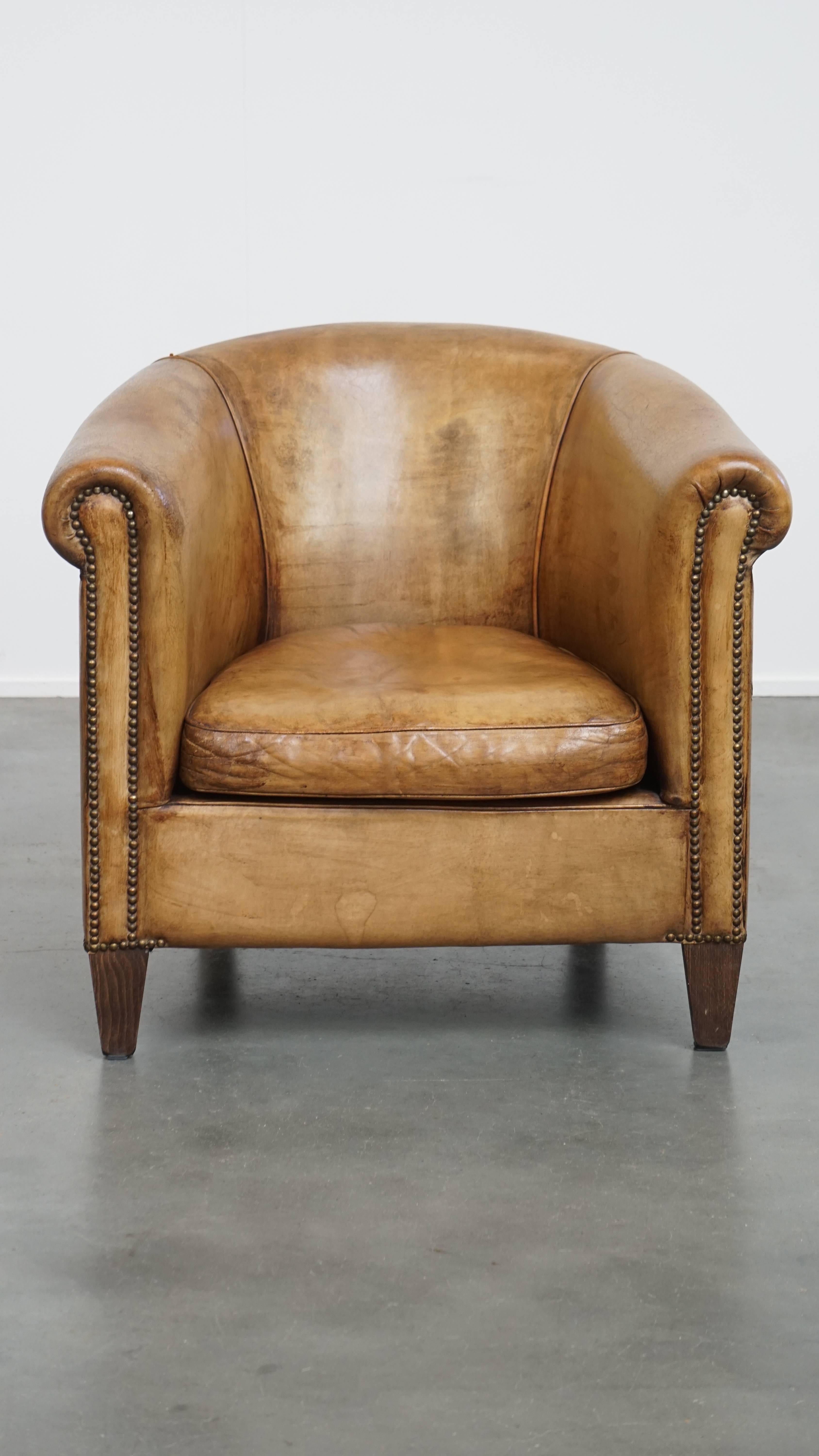Nous vous proposons ce fauteuil club intemporel et élégant en cuir de mouton de haute qualité, avec de belles couleurs et un excellent confort d'assise. Ce fauteuil club a été conçu par Nico van Oorschot et met en valeur des combinaisons de couleurs