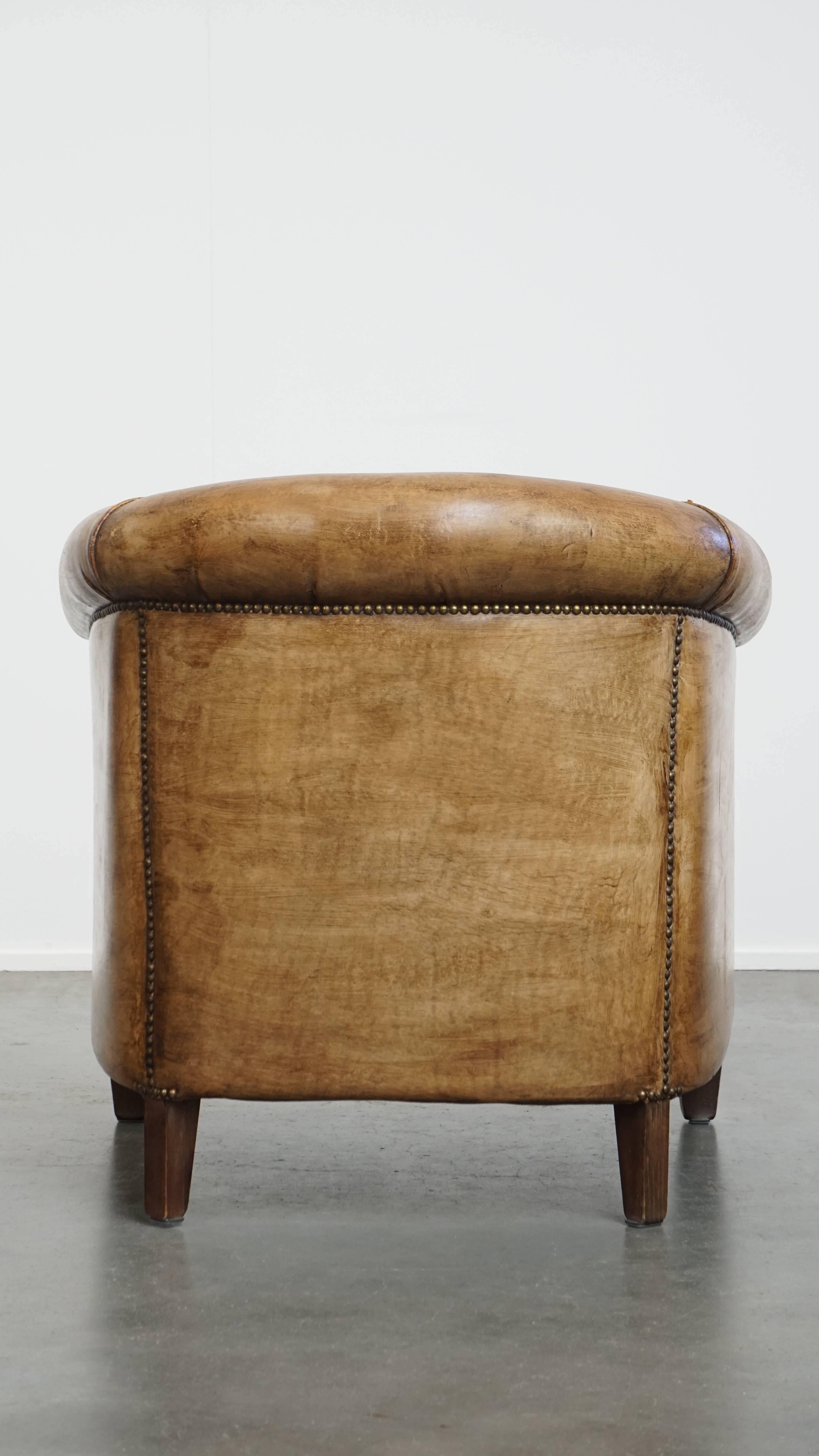 Fait main Fauteuil club élégant en cuir de mouton avec de belles couleurs en vente