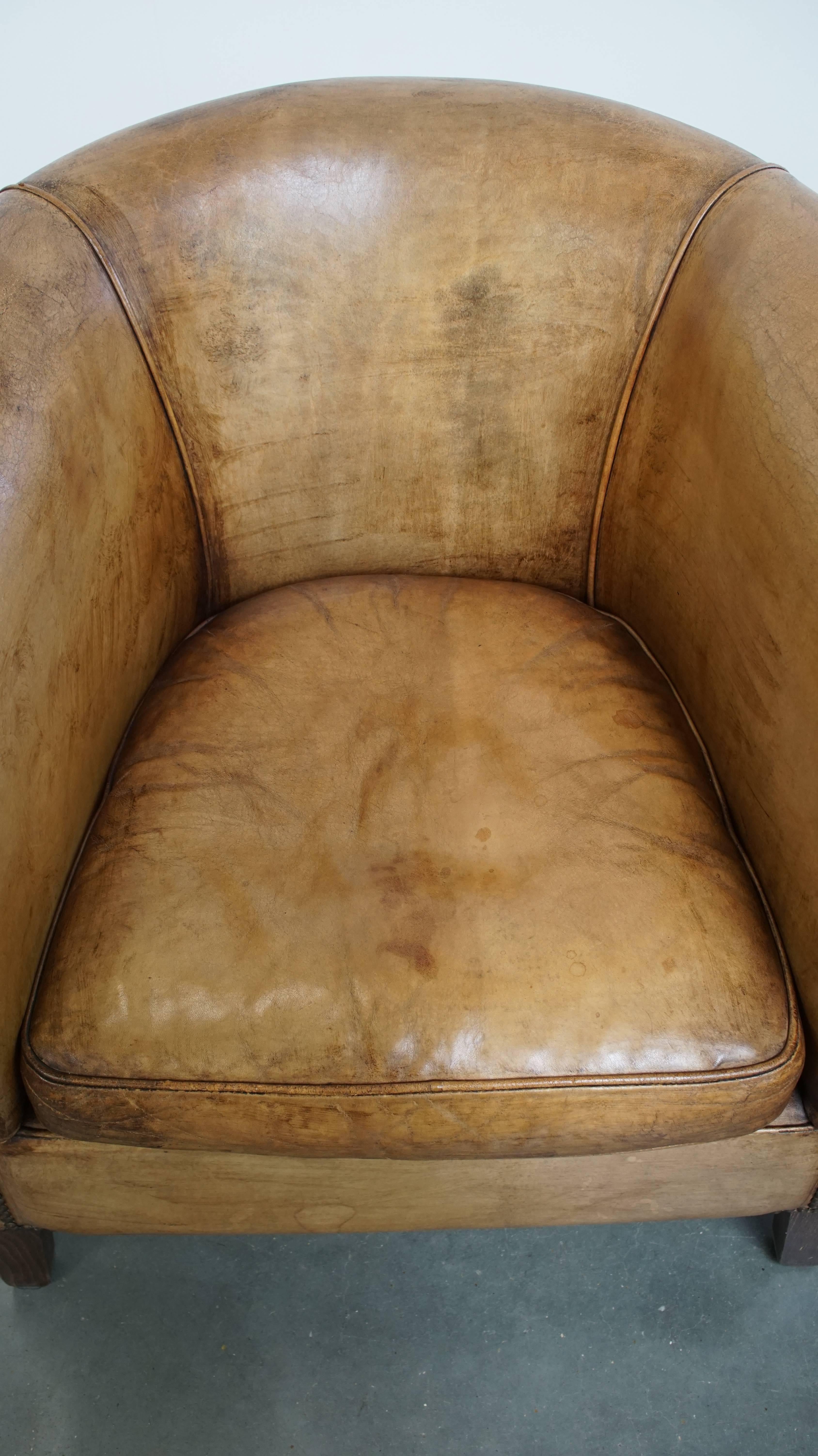 20ième siècle Fauteuil club élégant en cuir de mouton avec de belles couleurs en vente