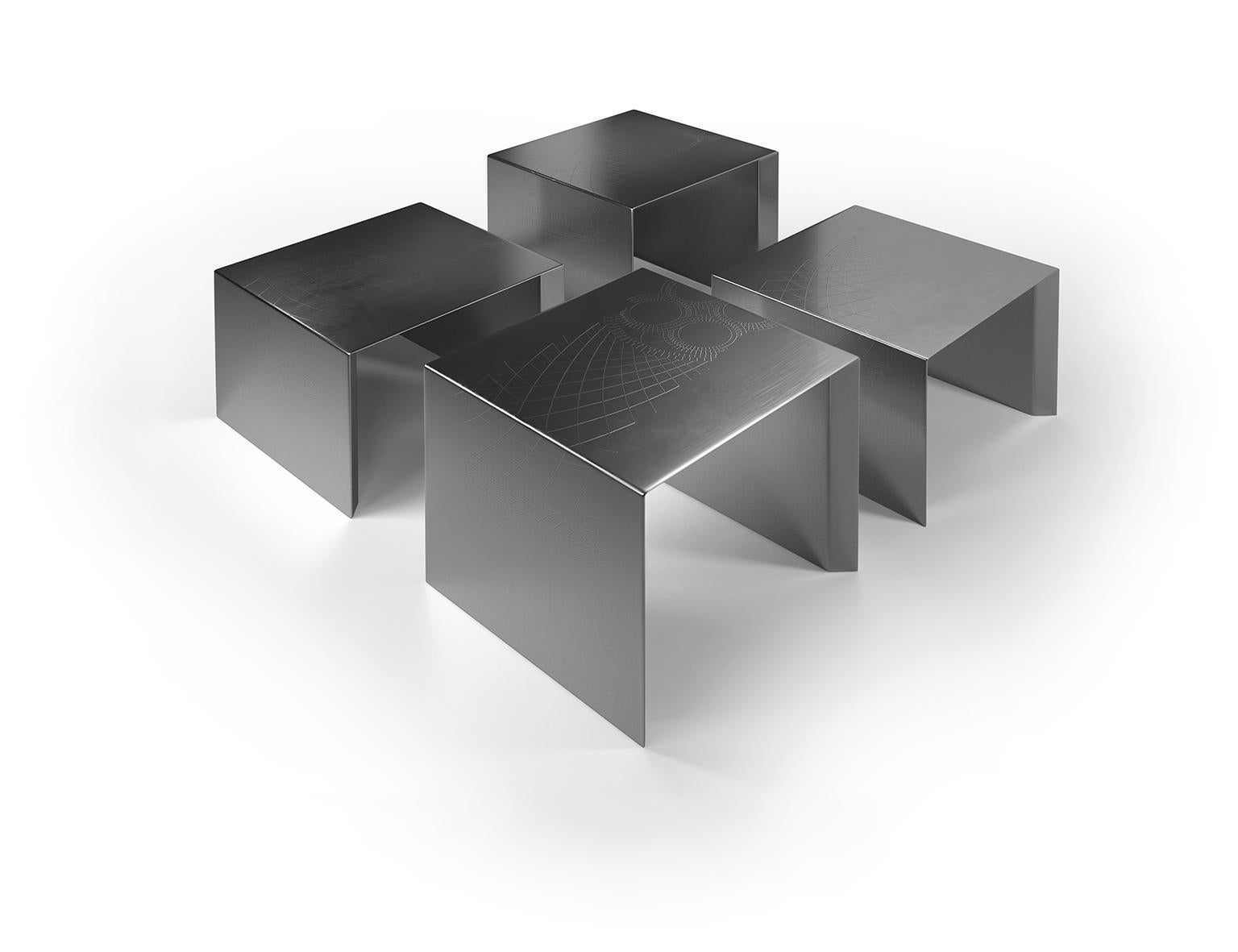Elegante mesa auxiliar de acero inoxidable satinado con grabados decorativos en Nuevo estado para la venta en London, GB