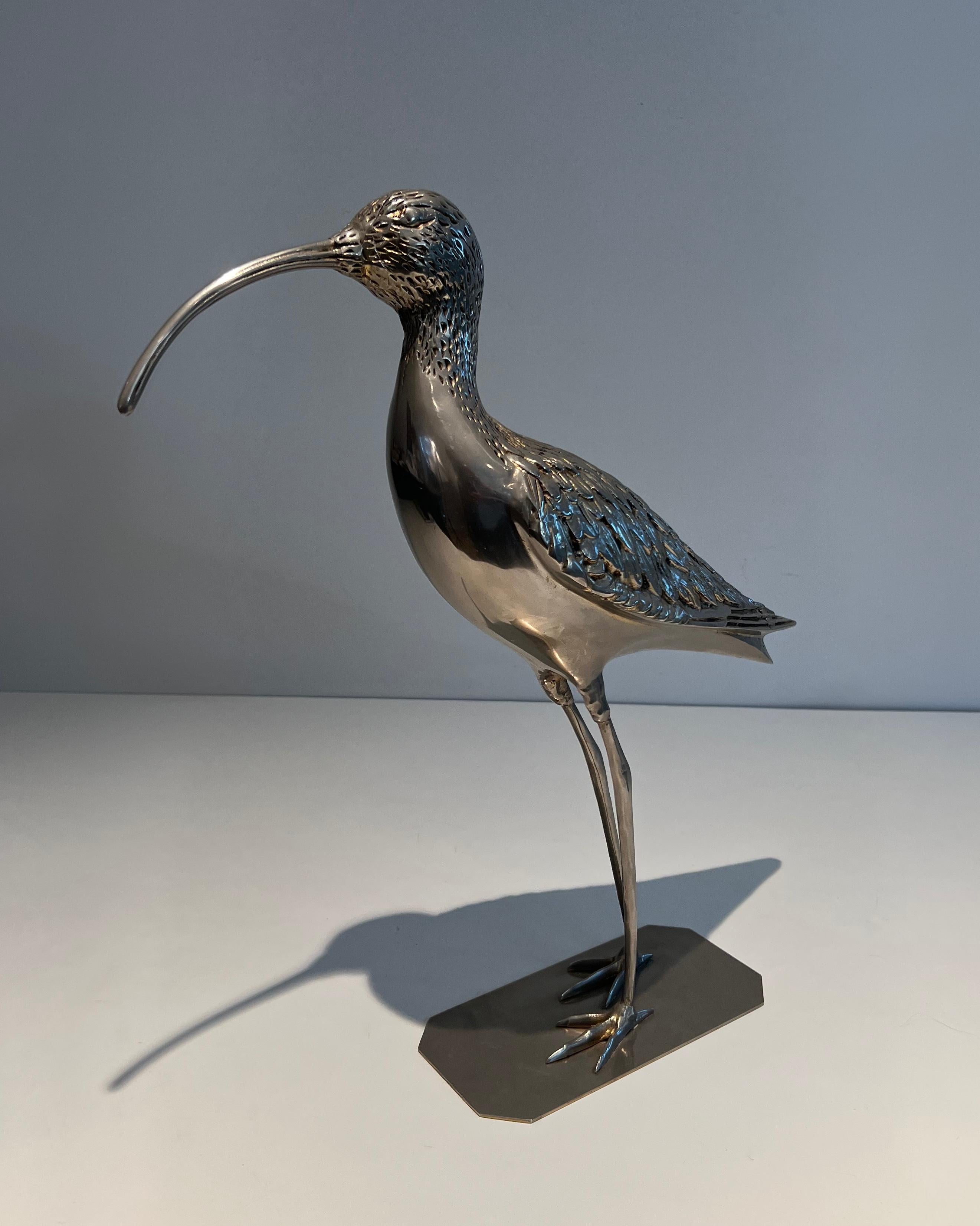 Ce bel oiseau stylisé et décoratif est en laiton argenté. Il s'agit d'un ouvrage français. Circa 1970