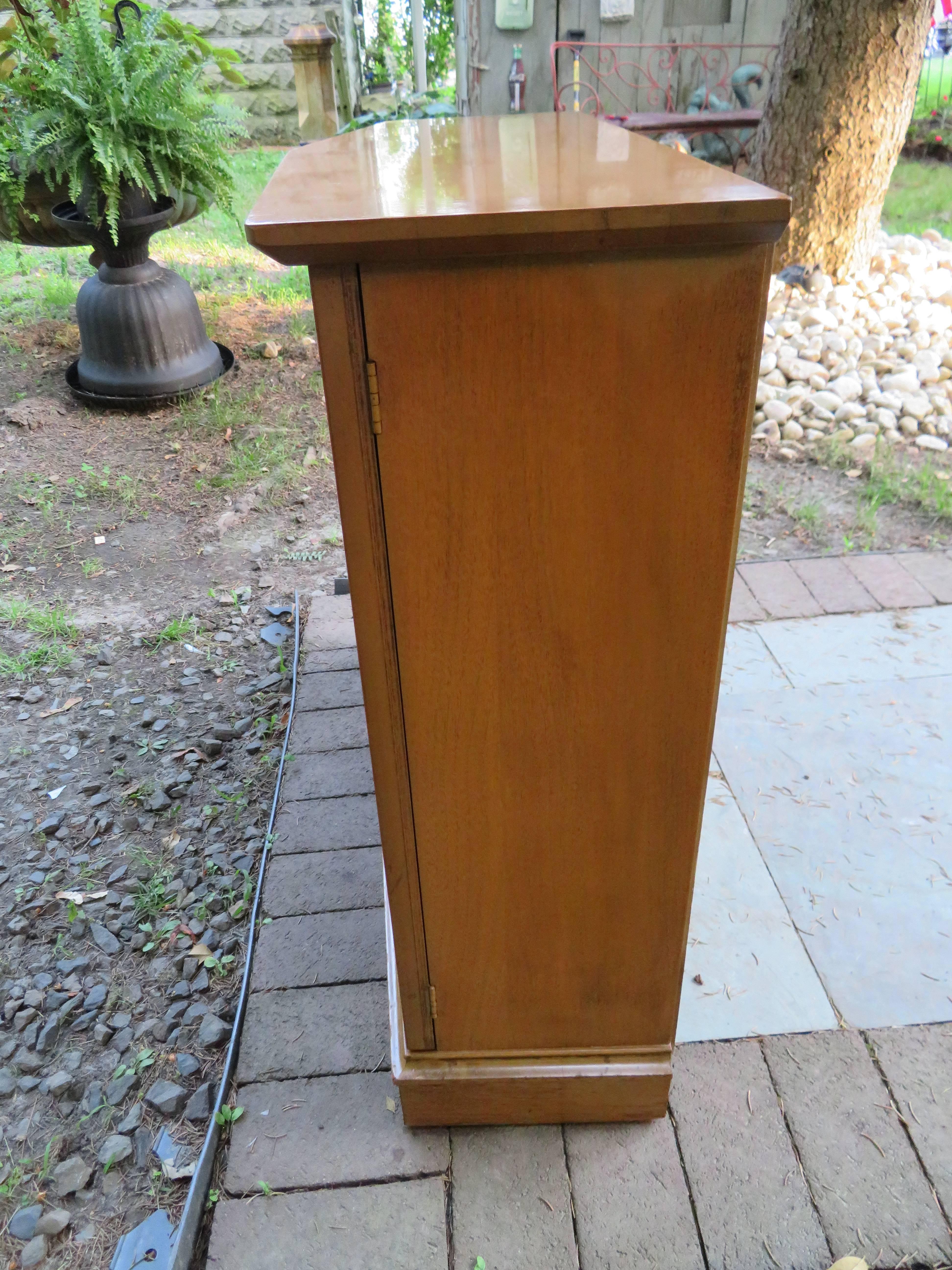 Mogano Elegante mobile consolle sottile in stile Harvey Probber del Medioevo con design a trifoglio in vendita