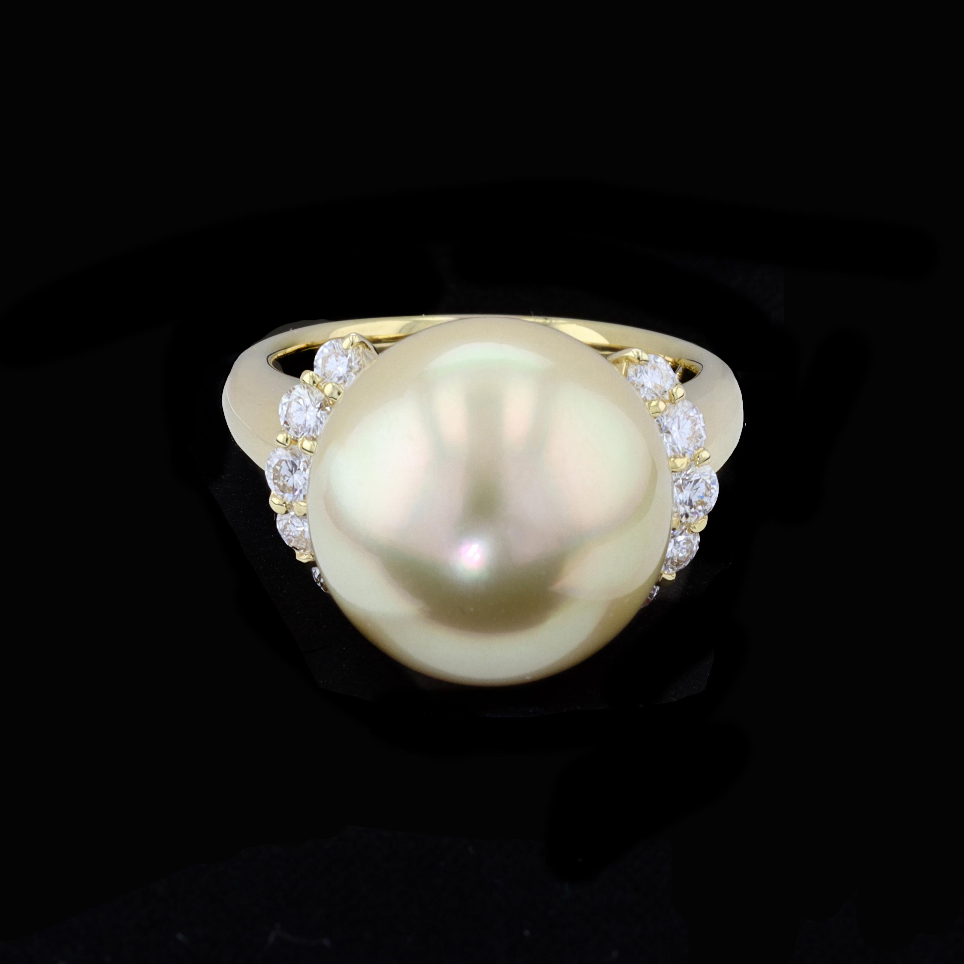 Romantique Bague élégante en perles des mers du Sud et diamants en vente