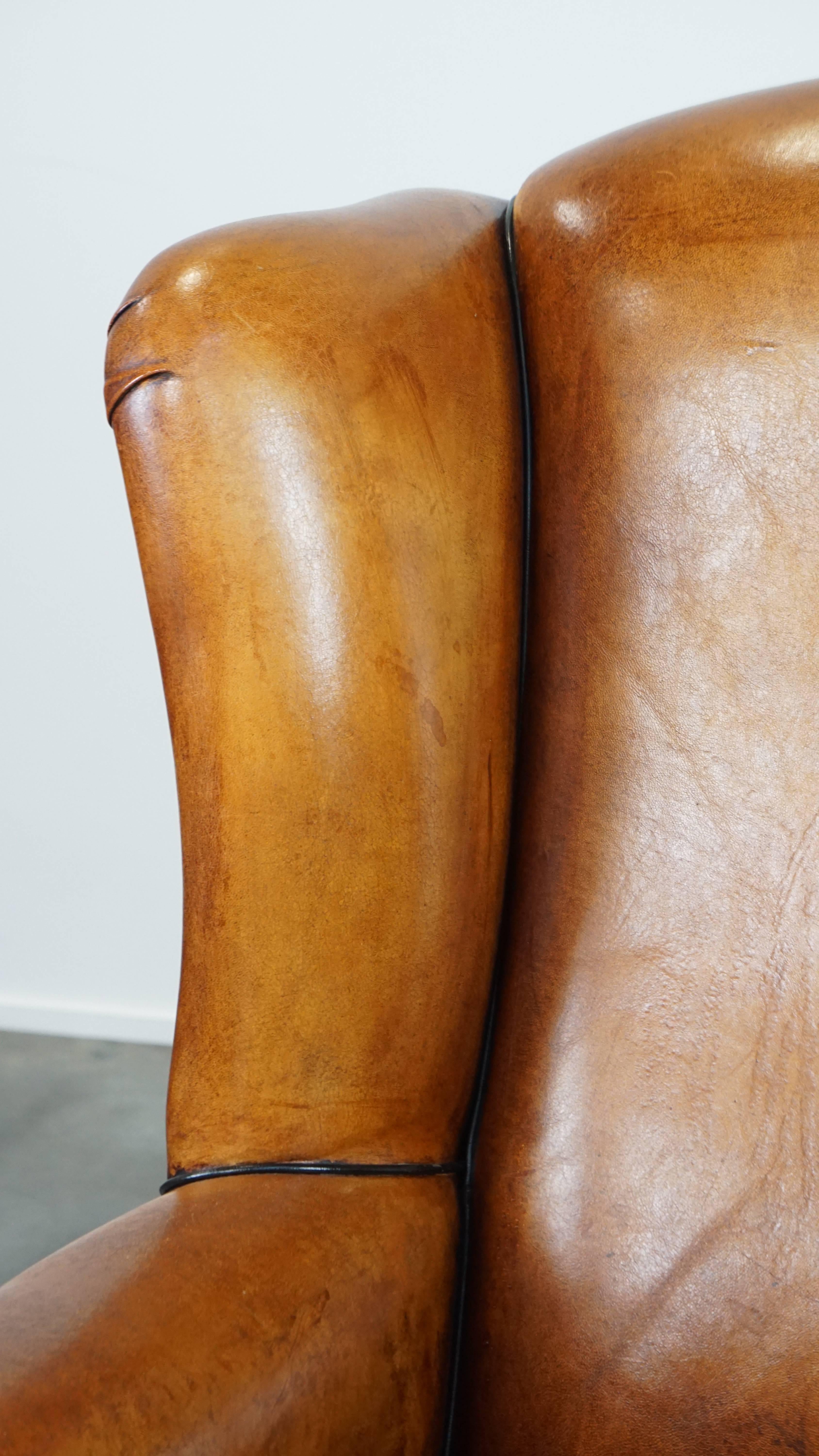 Fauteuil à oreilles en cuir de mouton élégant, spacieux et confortable dans une couleur chaude. en vente 4