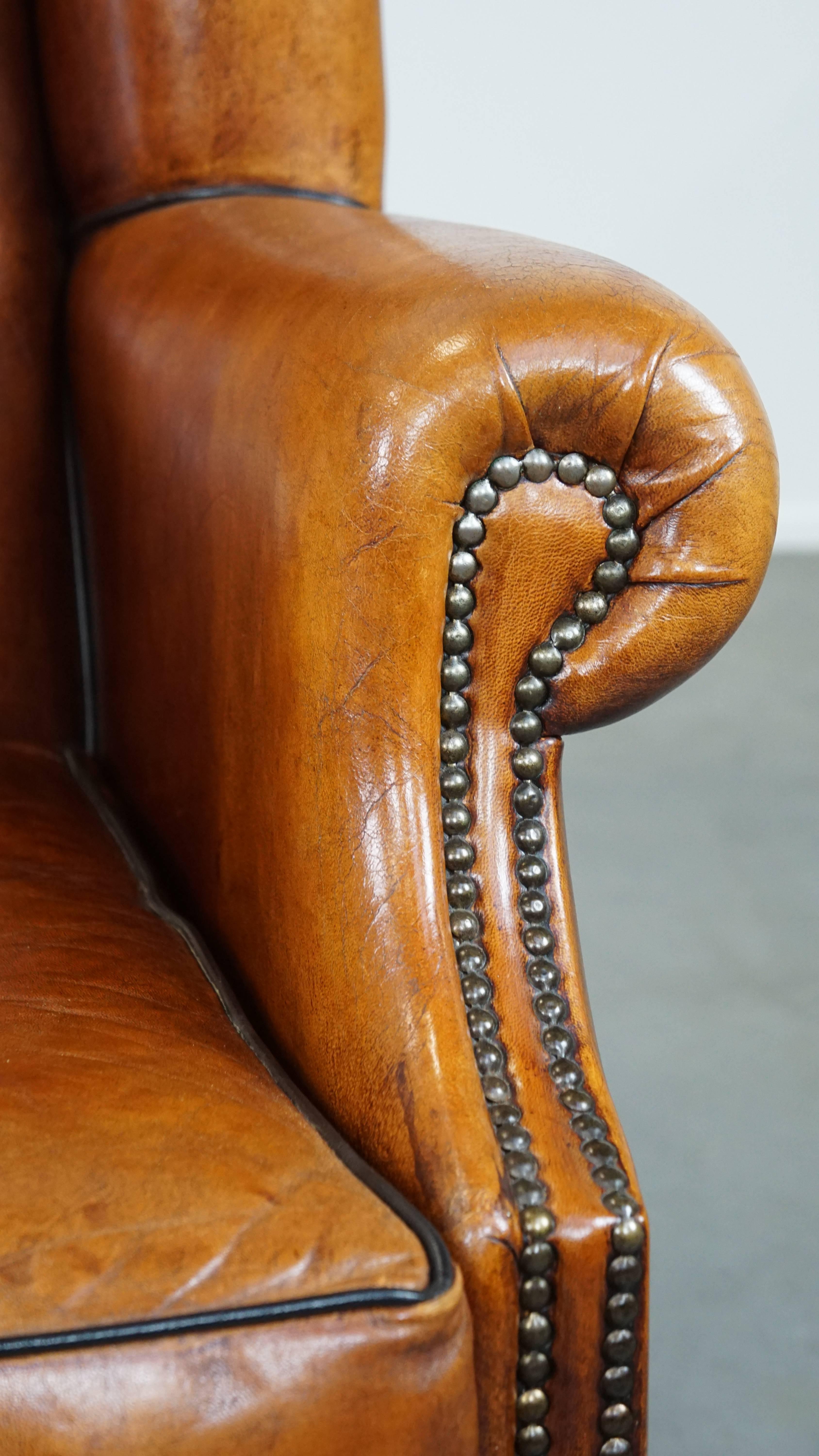 Fauteuil à oreilles en cuir de mouton élégant, spacieux et confortable dans une couleur chaude. en vente 5
