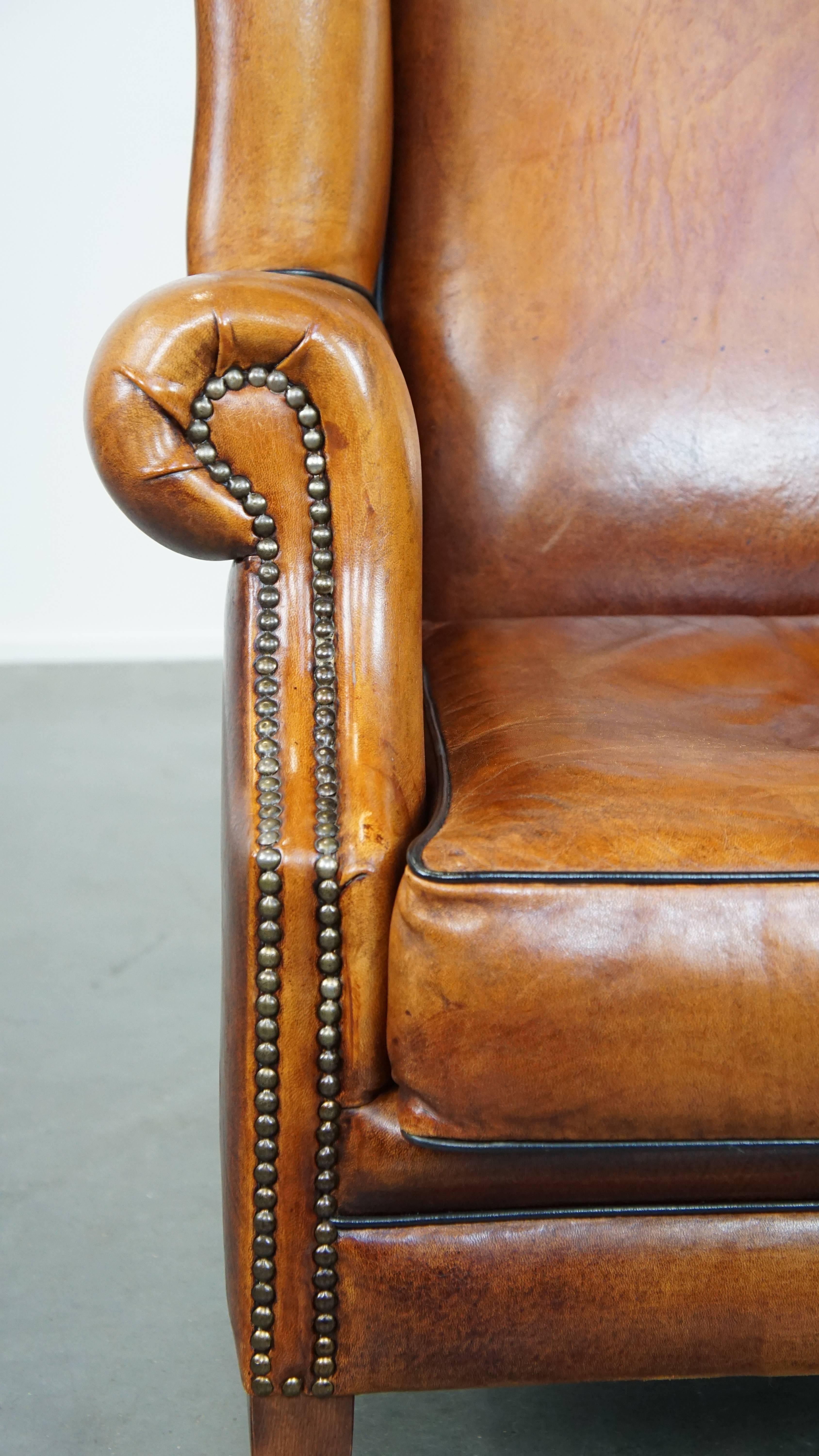 Fauteuil à oreilles en cuir de mouton élégant, spacieux et confortable dans une couleur chaude. en vente 6