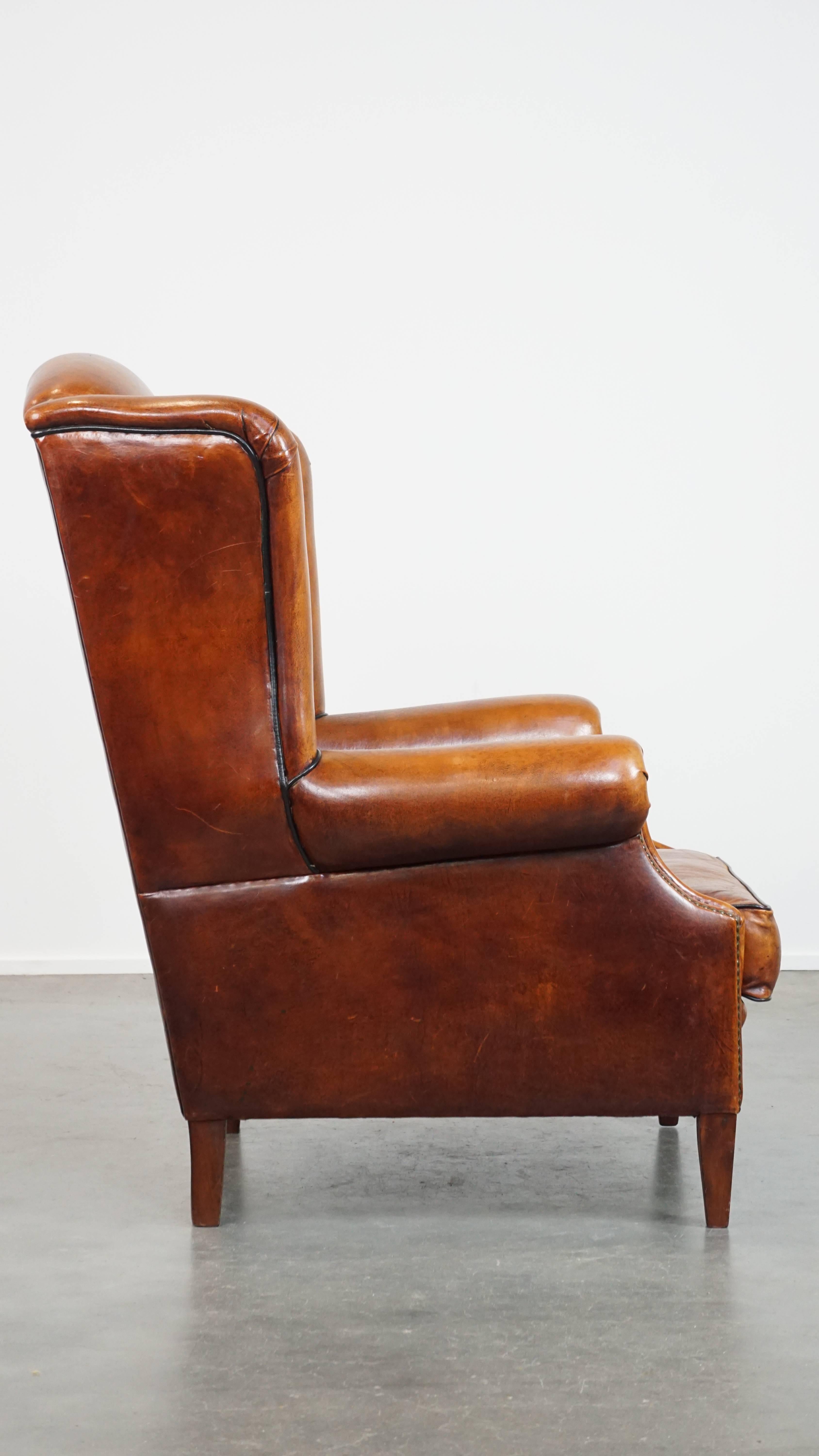 Fait main Fauteuil à oreilles en cuir de mouton élégant, spacieux et confortable dans une couleur chaude. en vente