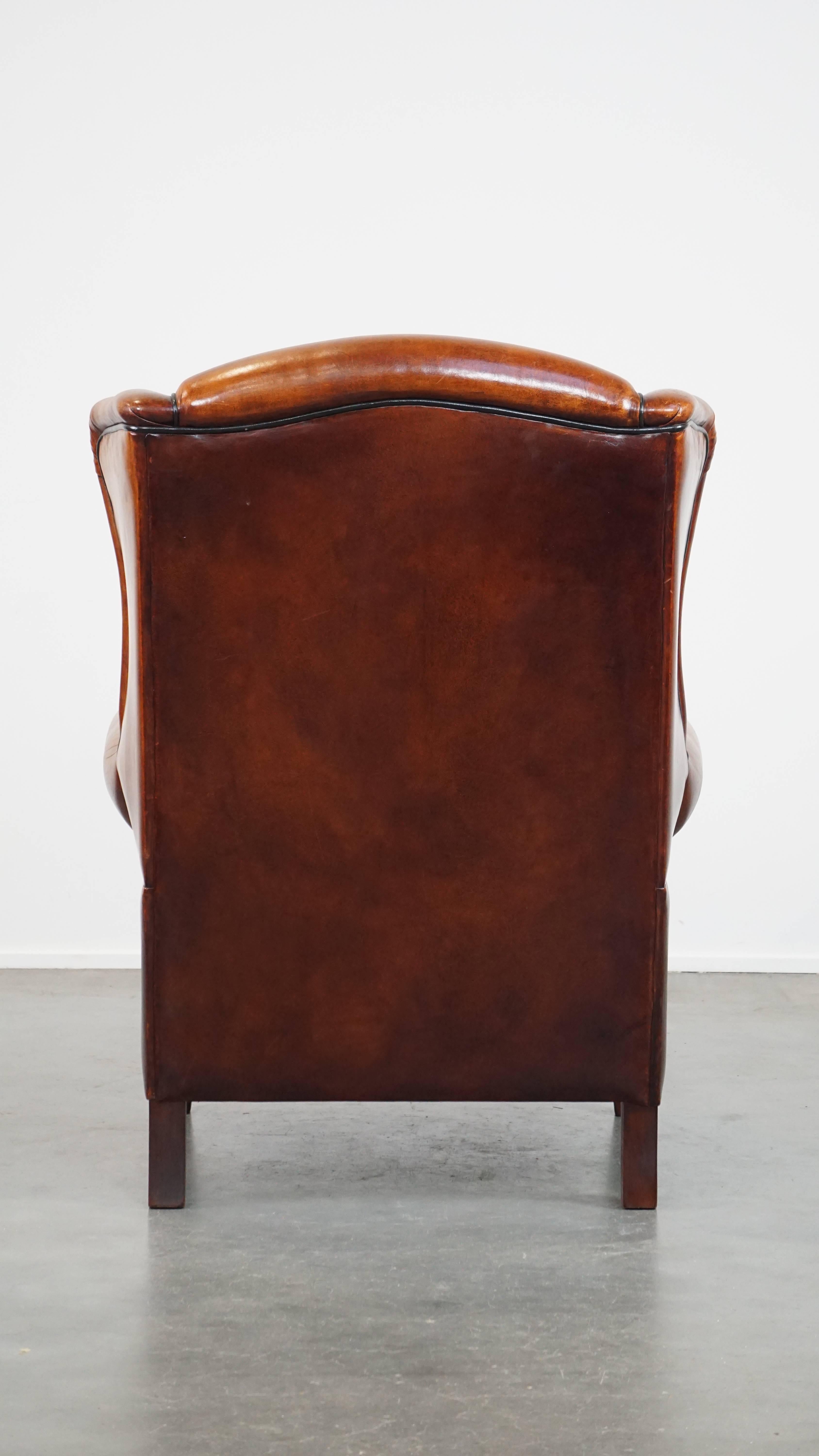 Fauteuil à oreilles en cuir de mouton élégant, spacieux et confortable dans une couleur chaude. Bon état - En vente à Harderwijk, NL