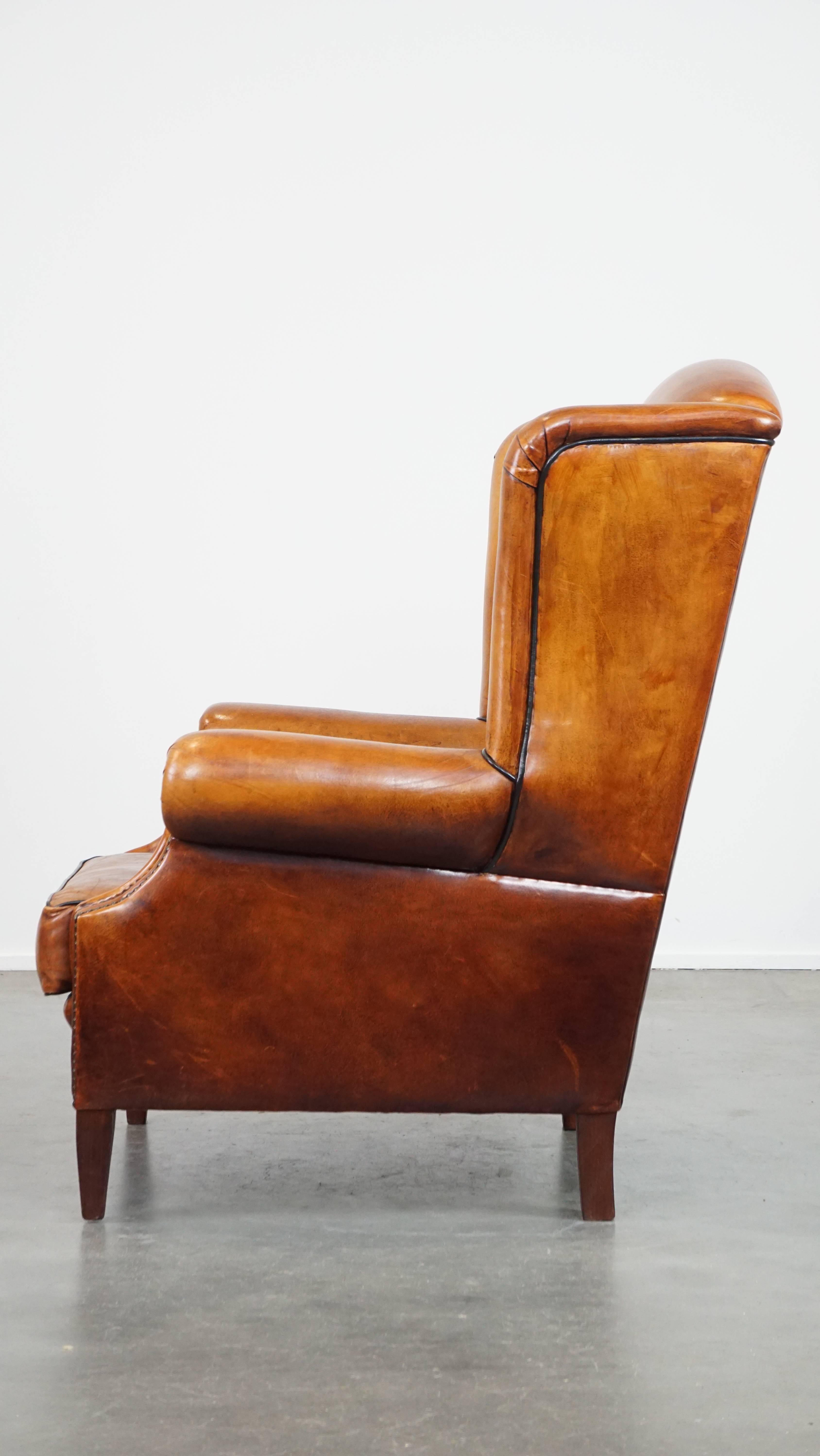 20ième siècle Fauteuil à oreilles en cuir de mouton élégant, spacieux et confortable dans une couleur chaude. en vente