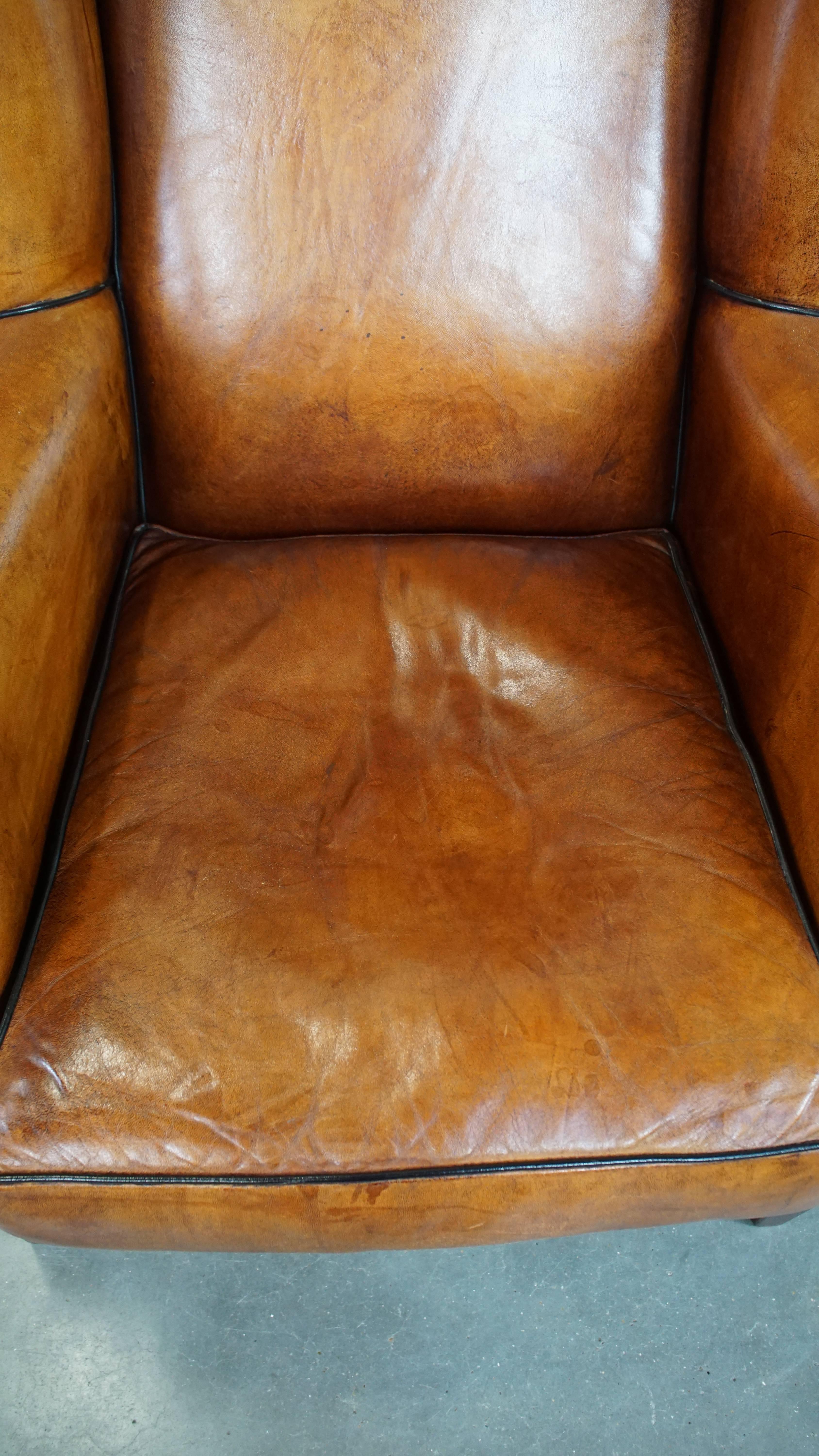 Cuir de mouton Fauteuil à oreilles en cuir de mouton élégant, spacieux et confortable dans une couleur chaude. en vente