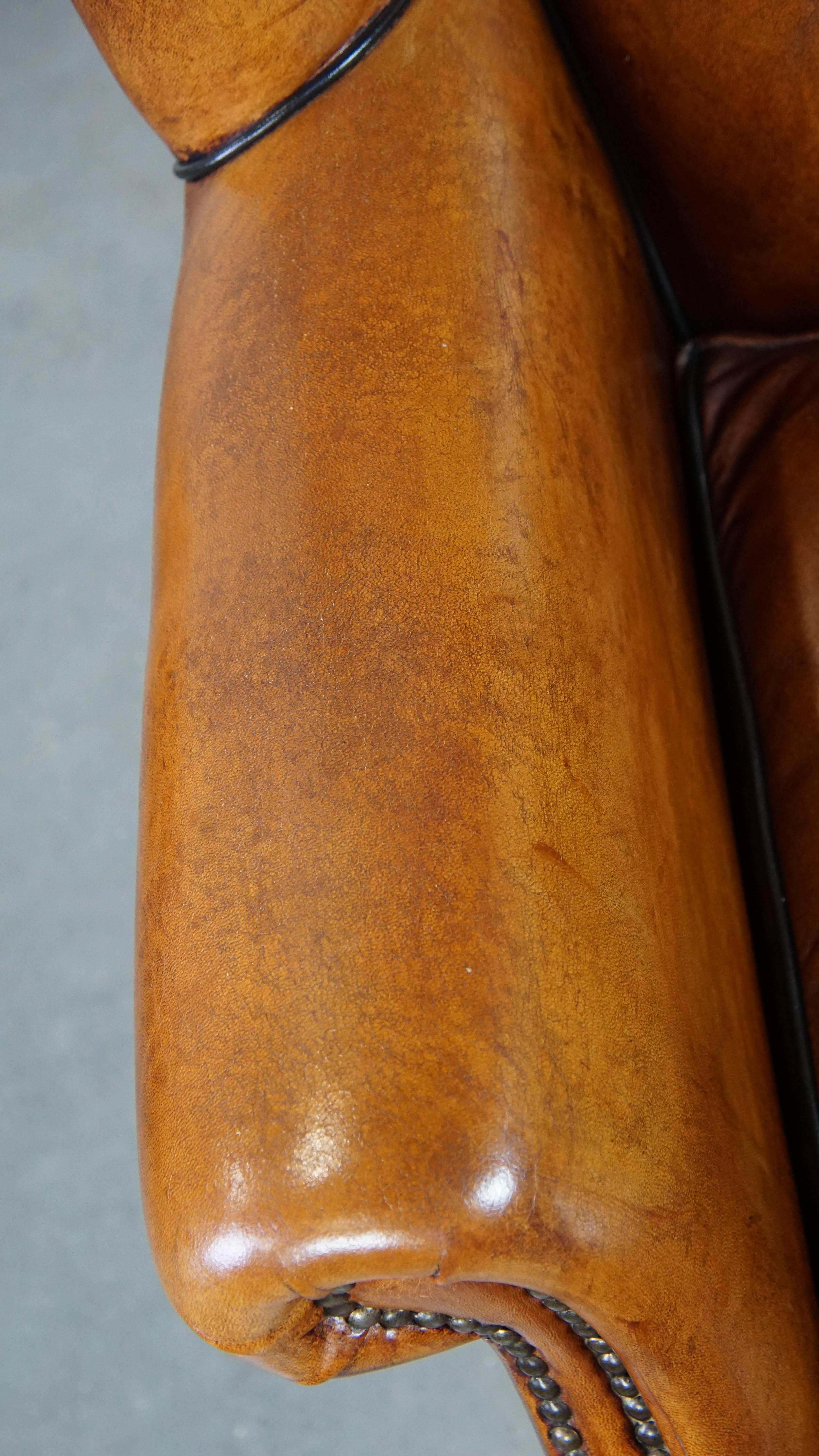 Fauteuil à oreilles en cuir de mouton élégant, spacieux et confortable dans une couleur chaude. en vente 1