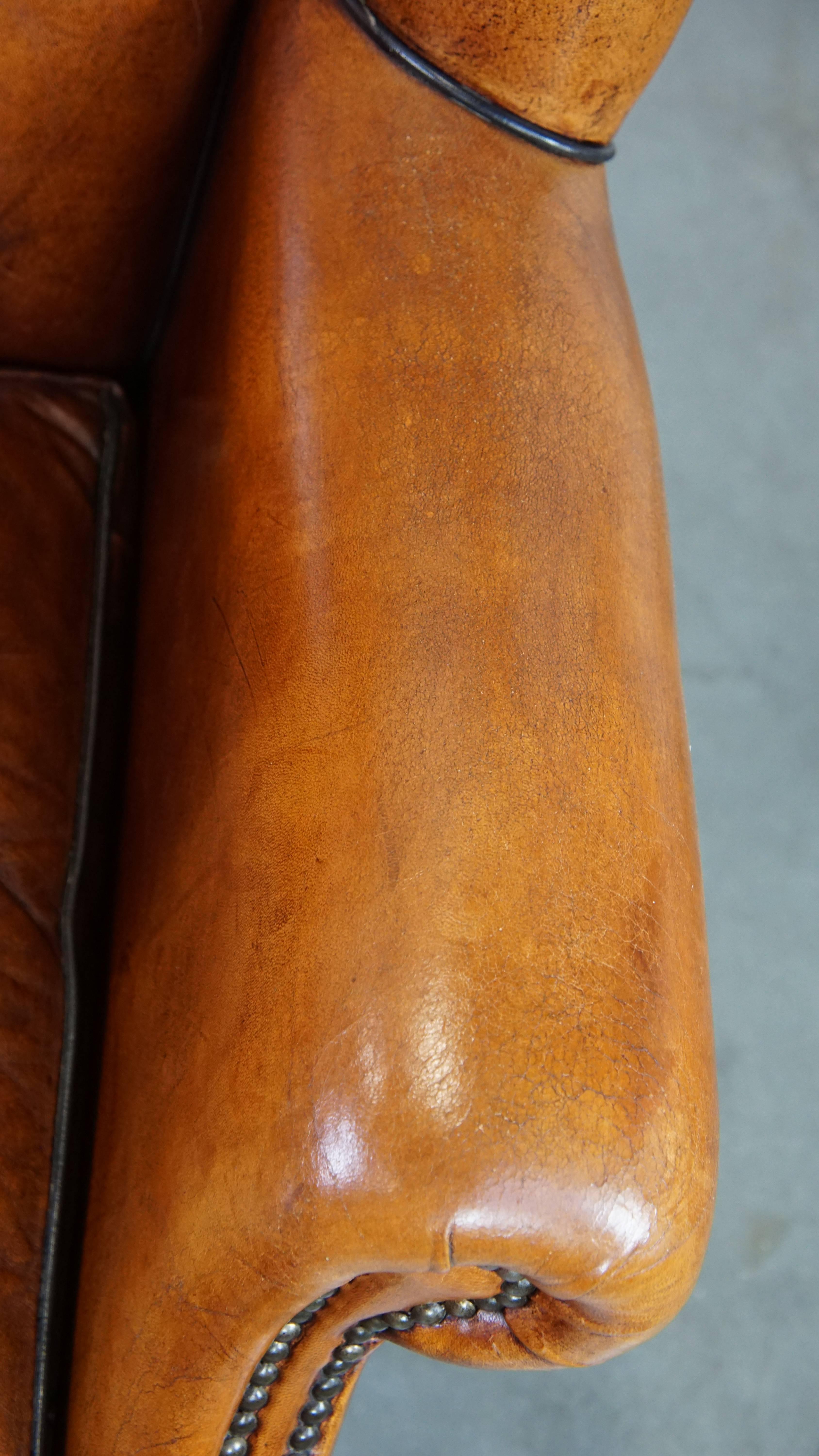 Fauteuil à oreilles en cuir de mouton élégant, spacieux et confortable dans une couleur chaude. en vente 2